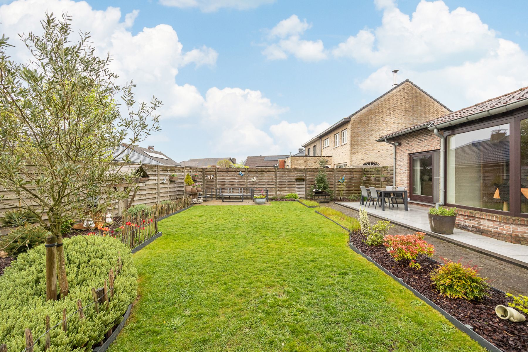 Woning met 2 slaapkamers en garage op 557 m2 grond foto 37