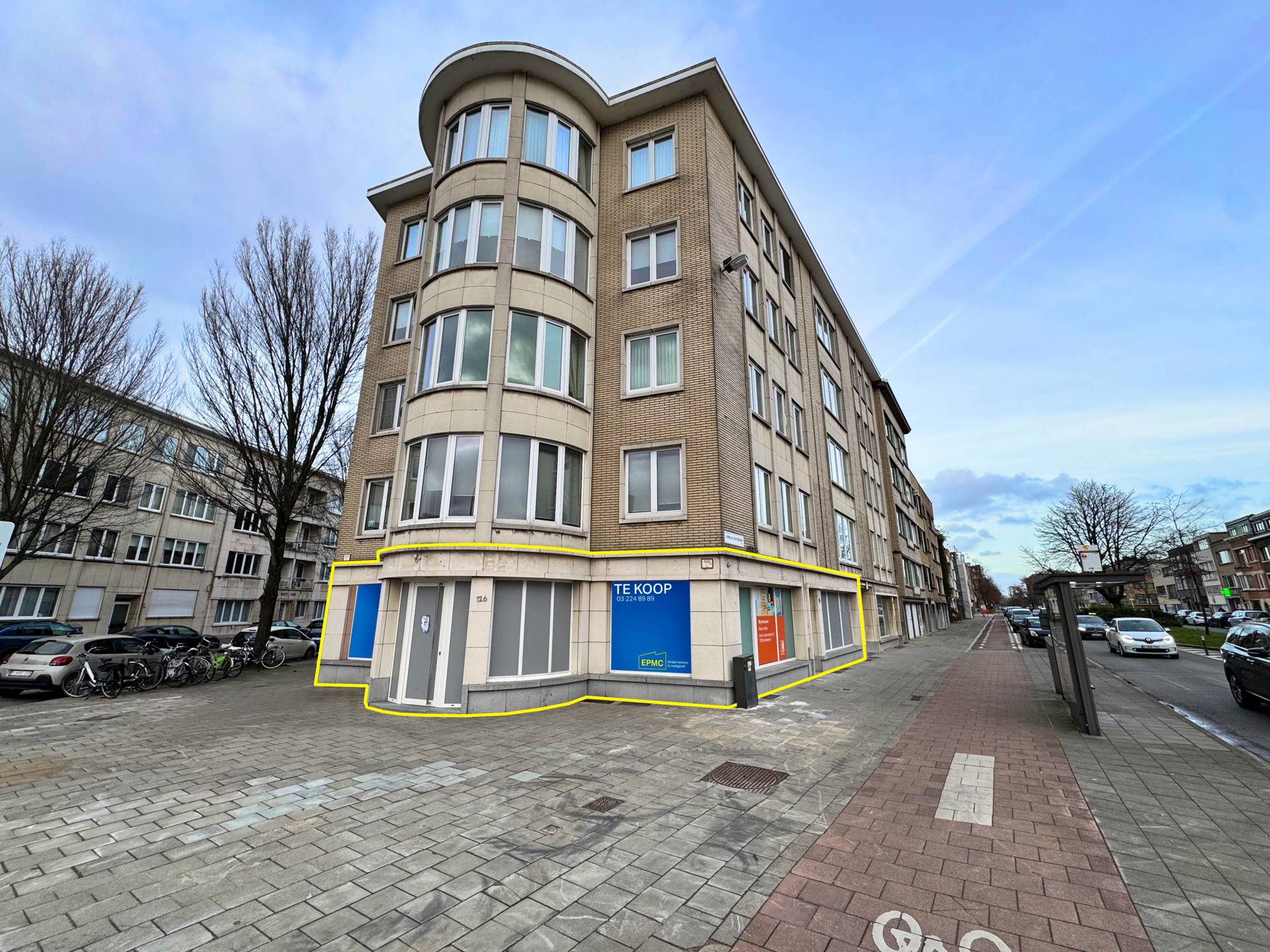 Veelzijdig kantoor op een commerciële hoek in Antwerpen-Zuid foto {{pictureIndex}}