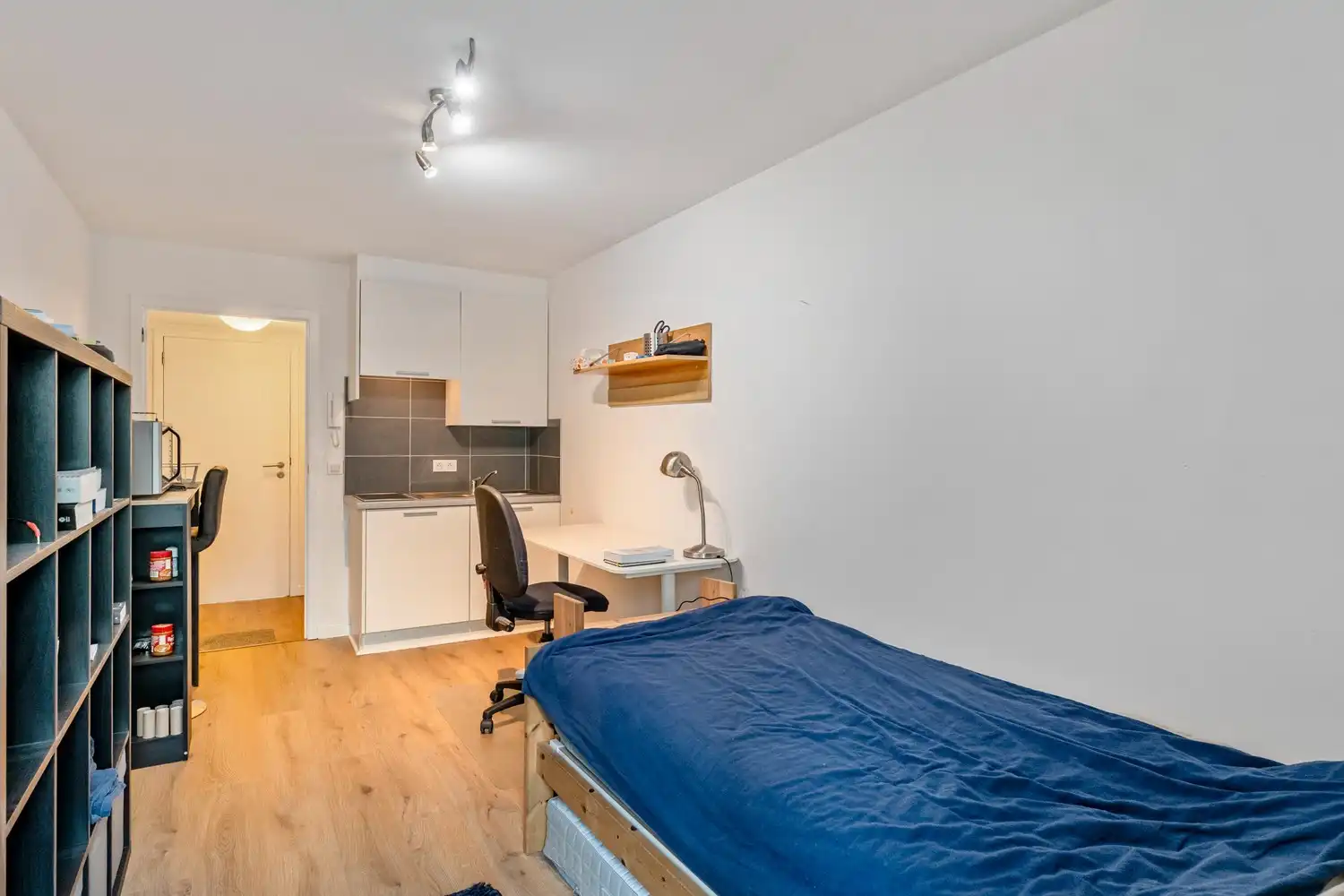 Centraal gelegen en gemeubelde studio met een gedeeld terras nabij het station van Leuven! foto 7