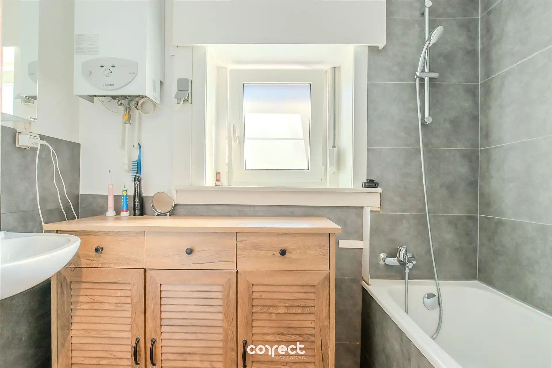 Halfopen bebouwing met oprit, garage, tuin en 3 slaapkamers. foto 13