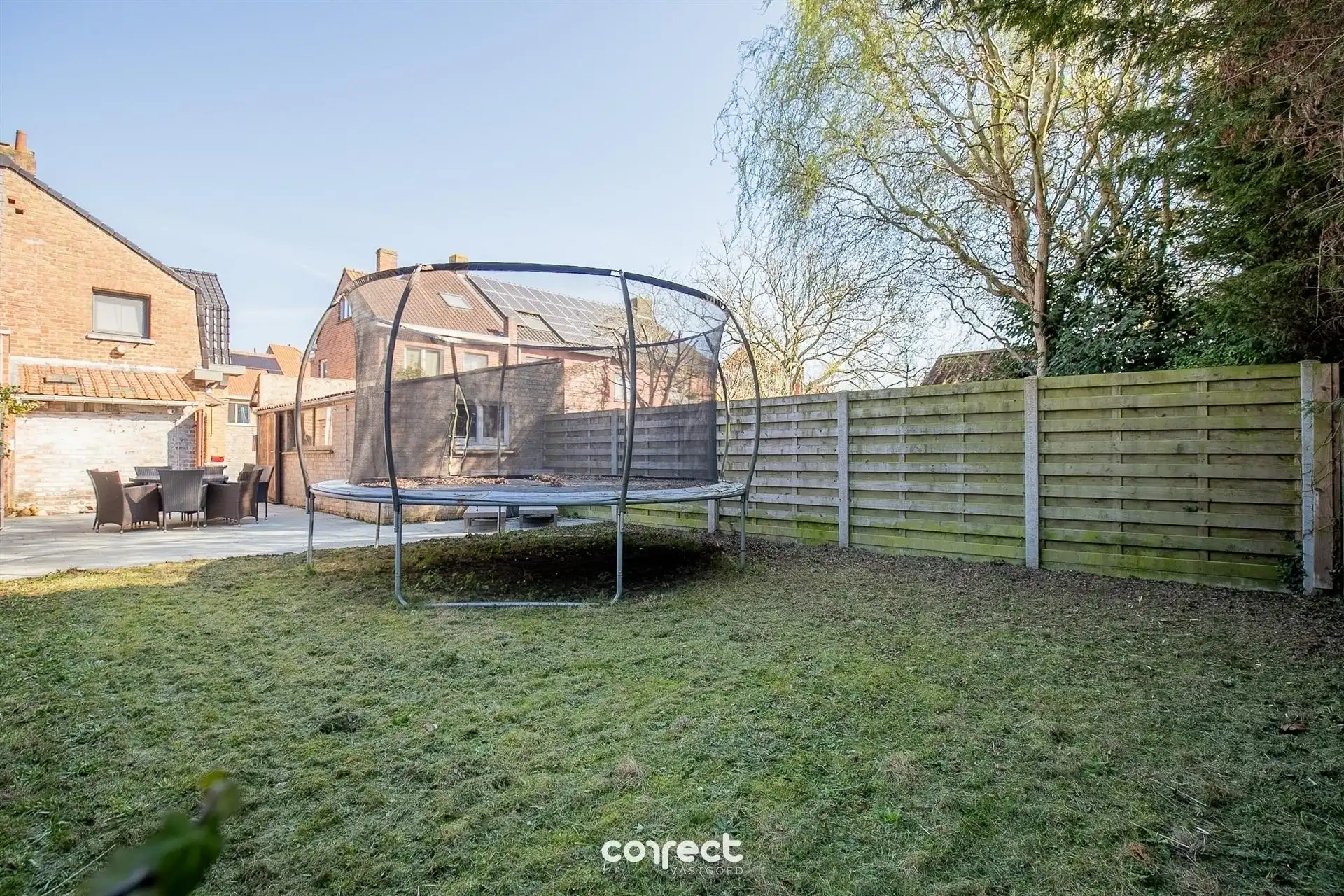 Halfopen bebouwing met oprit, garage, tuin en 3 slaapkamers. foto 13