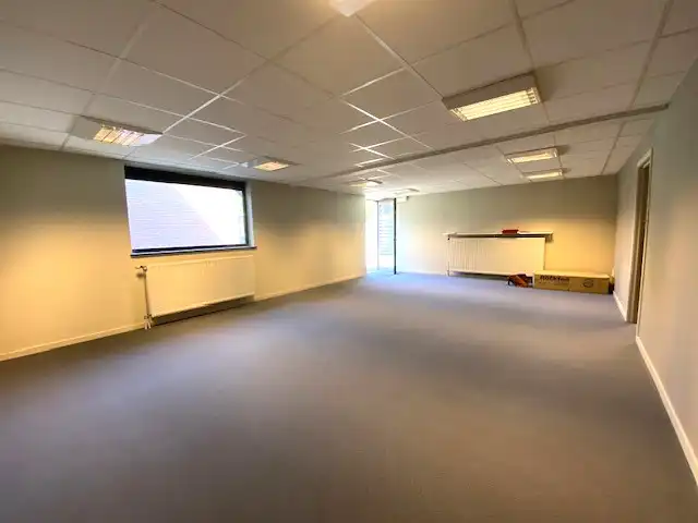 Handelsruimte  (+-160m²) met 6 autostaanplaatsen centrum Geel. foto 7