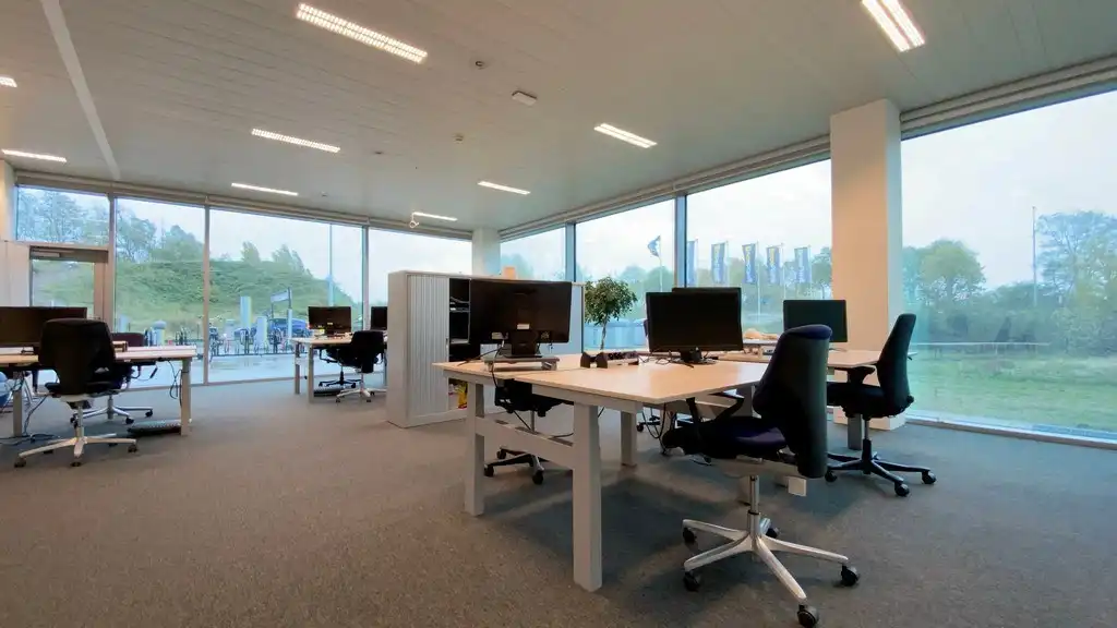 Instapklaar kantoorgelijkvloers te huur in Blue Towers in Gent foto 4