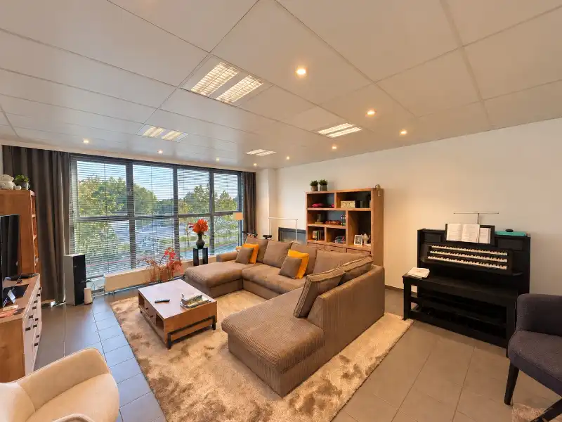 Uitstekend KMO-gebouw met Magazijn, Kantoren, en Parkeerfaciliteiten foto 9