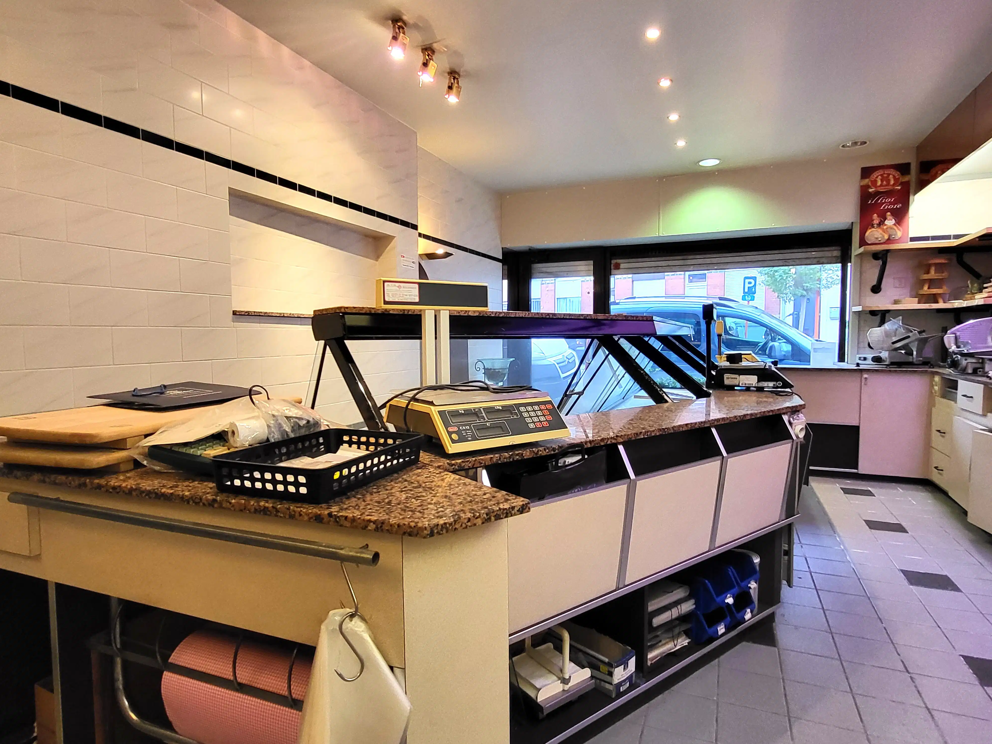 Dit veelzijdige pand met een grondoppervlakte van 240 m² combineert een ruime commerciële gelijkvloerse verdieping met een comfortabel appartement op de eerste verdieping. foto 17