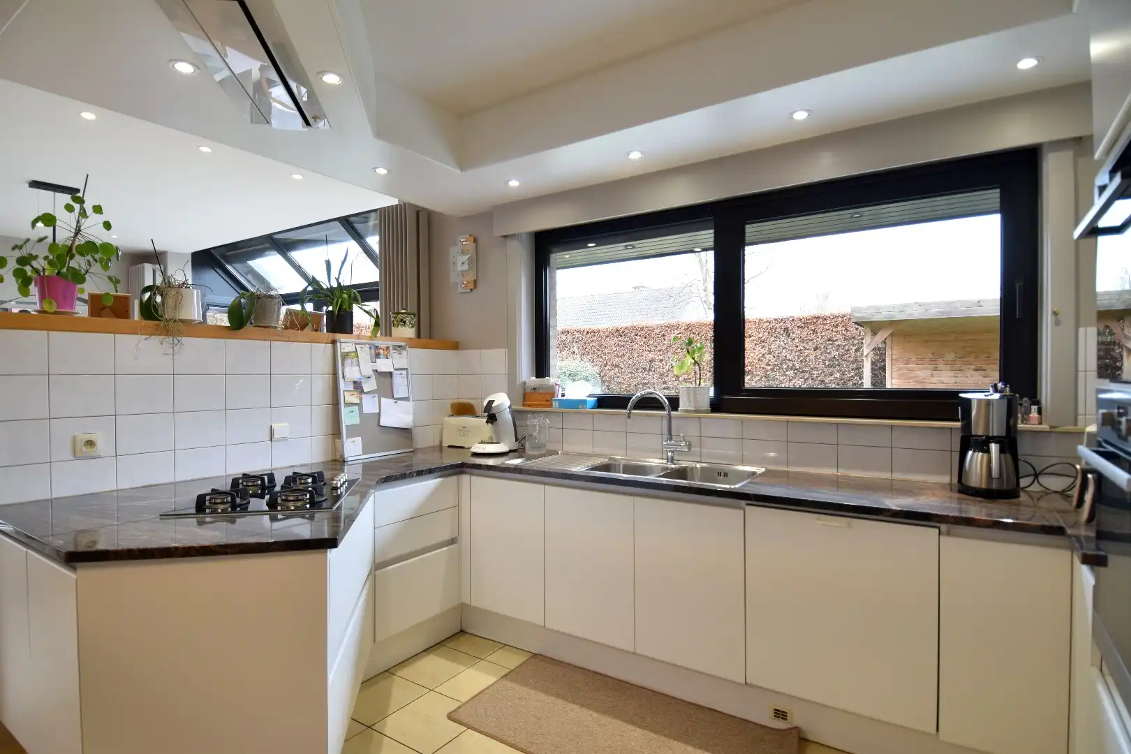 Alleenstaande woning met 4 slaapkamers en zonnige tuin te koop in residentiële buurt te Wevelgem foto 7