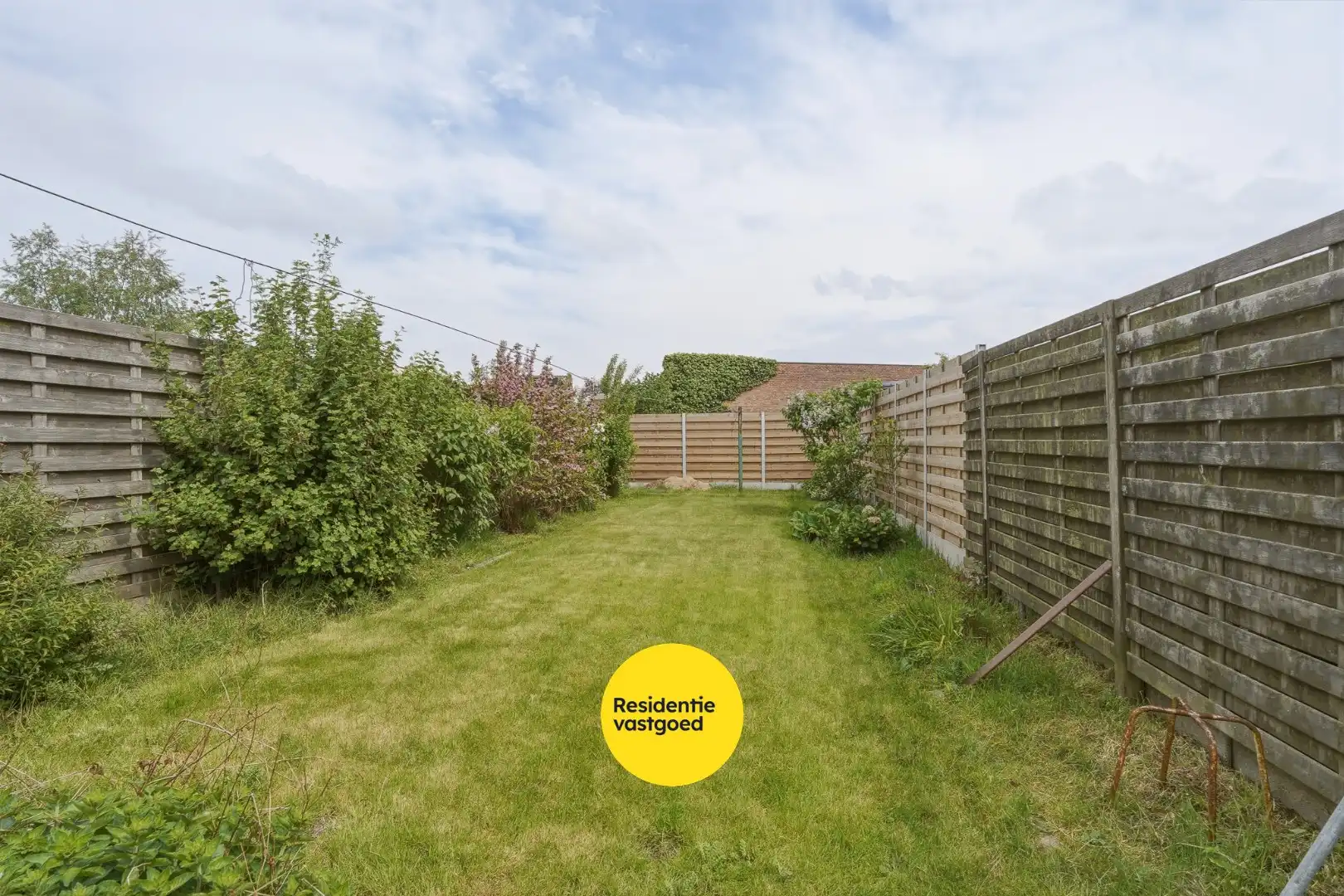 Te renoveren halfopen woning met tuin en oprit/garage foto 2