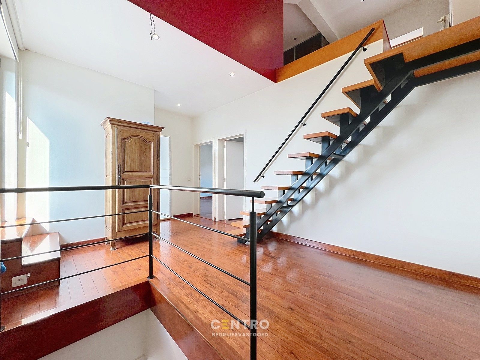 Veelzijdig pand bestaande uit RUIME woning met kantoor/praktijk/winkelruimte (267m²) + VERHUURD handelsgelijkvloers (238m²) op COMMERCIËLE ligging te Tielt! foto 23