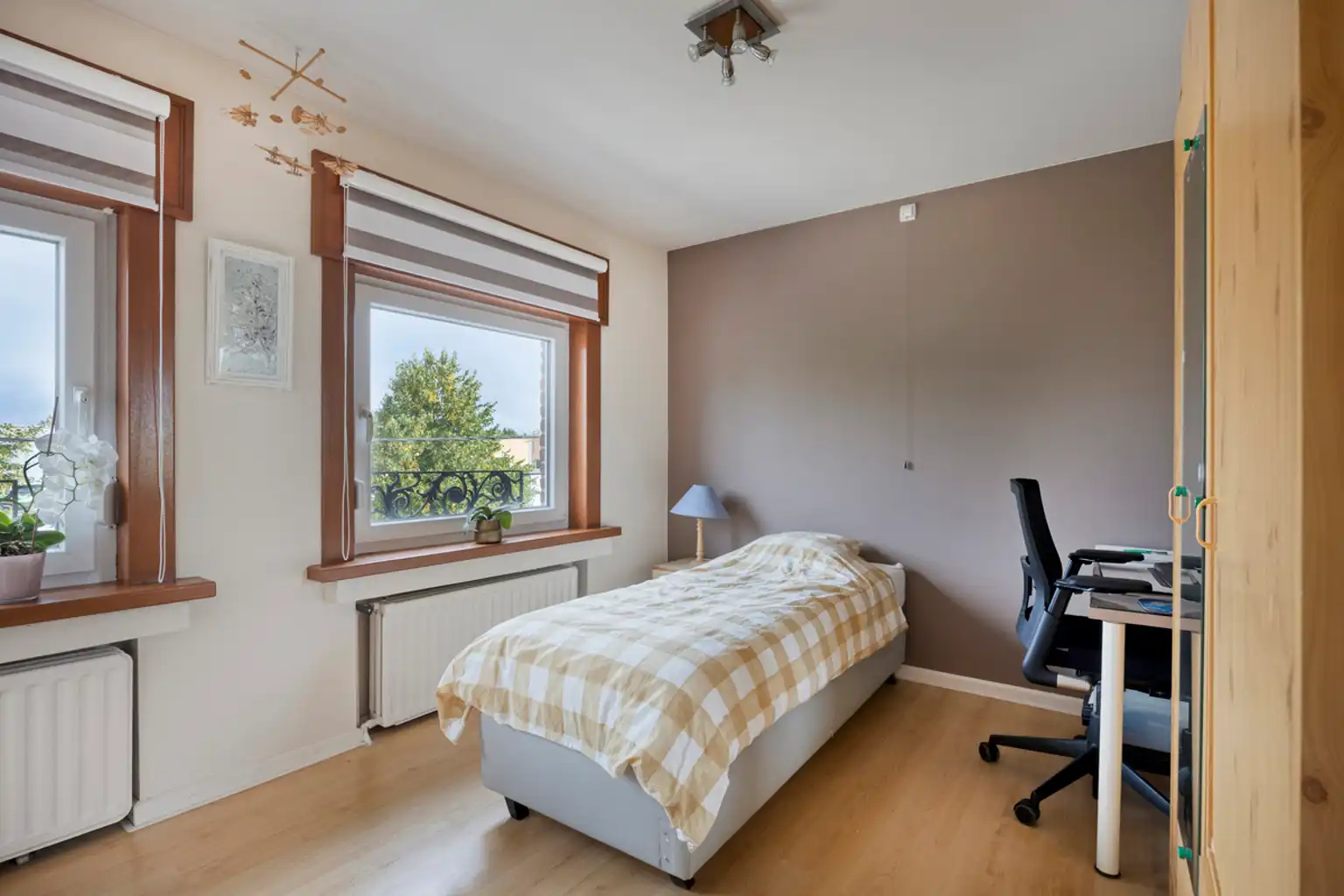 Instapklare woning met 4 slaapkamers, tuin & 2 garages foto 17
