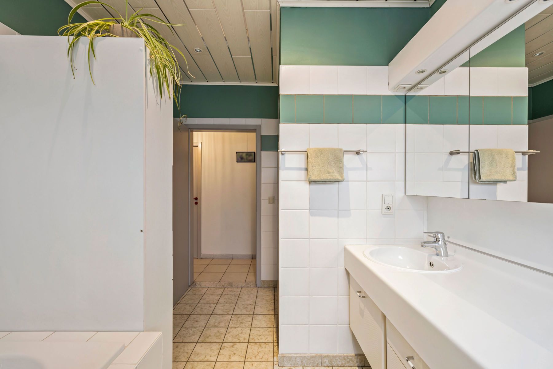 Instapklare bungalow met prachtige tuin, 4 slpks en garage foto 18