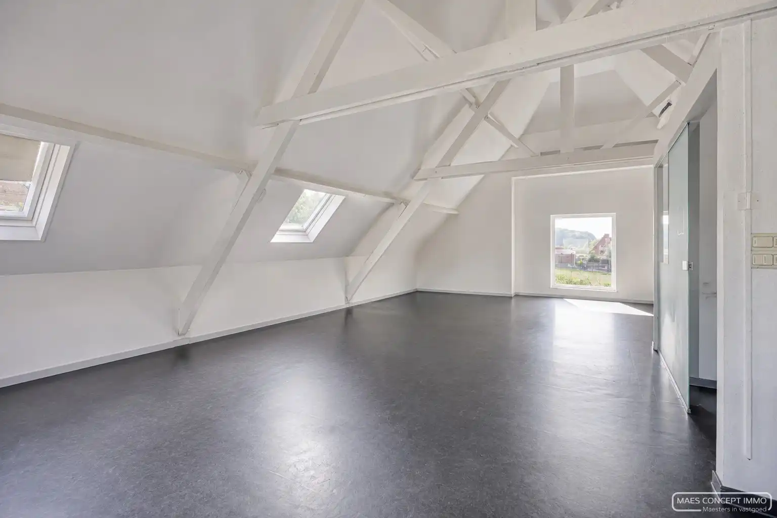 Veelzijdige woning met atelier en ruime garage te koop in Waregem foto 16