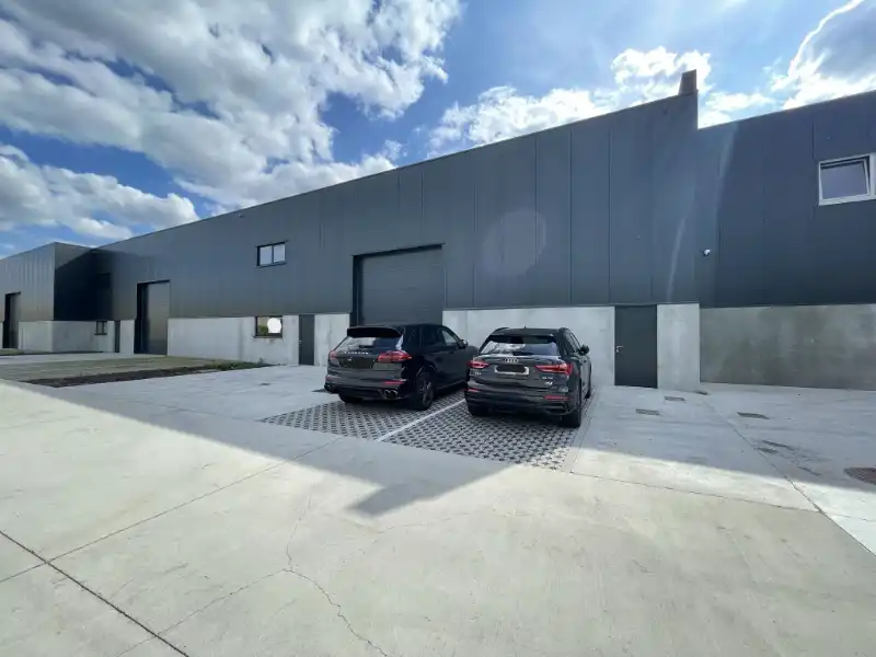 Recente KMO-unit van 369 m² met kantoor, buitenopslag en 2 parkeerplaatsen foto {{pictureIndex}}