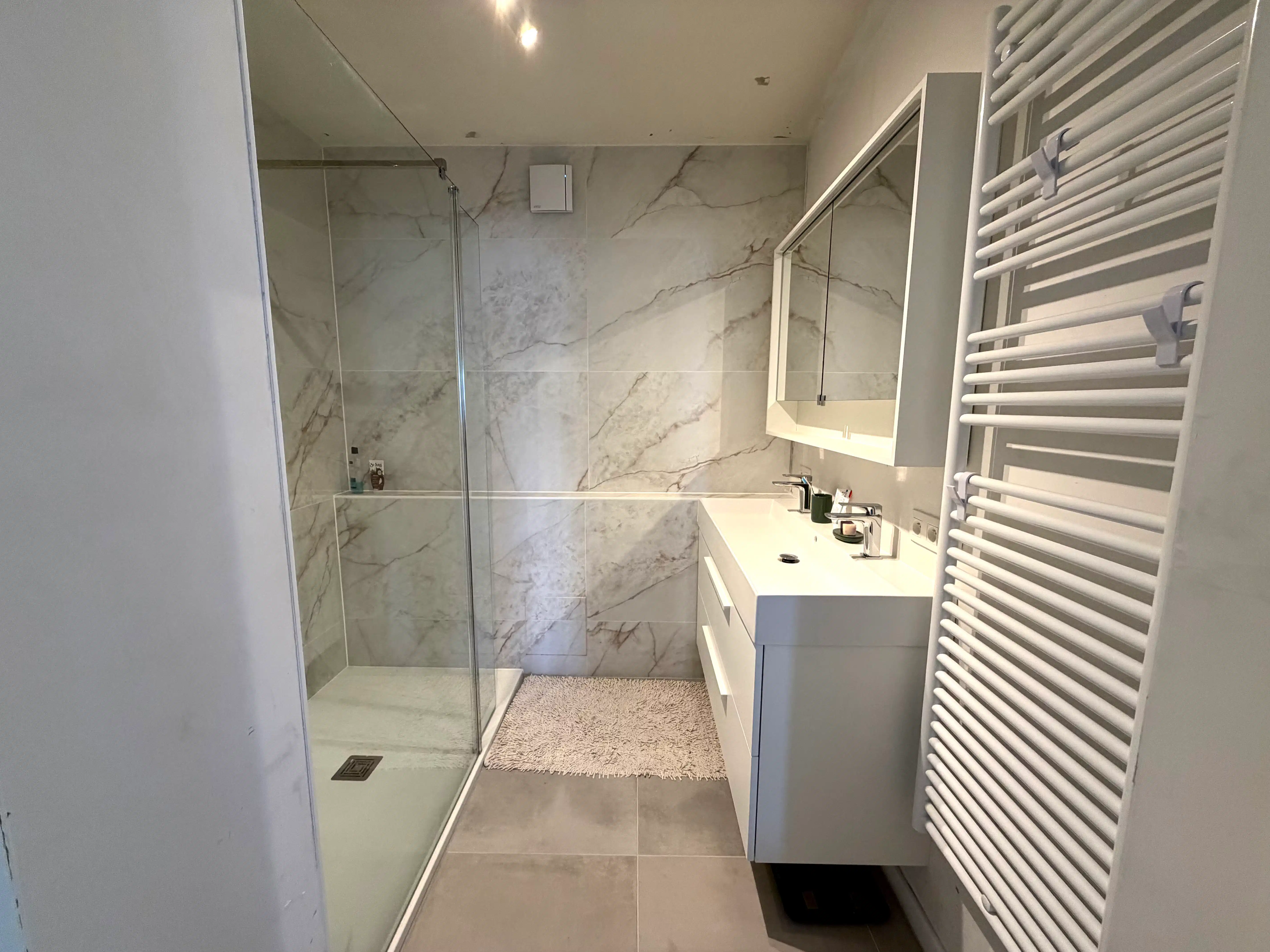 Ruim en gemeubeld 2-slpk app met terras en garagebox foto 8