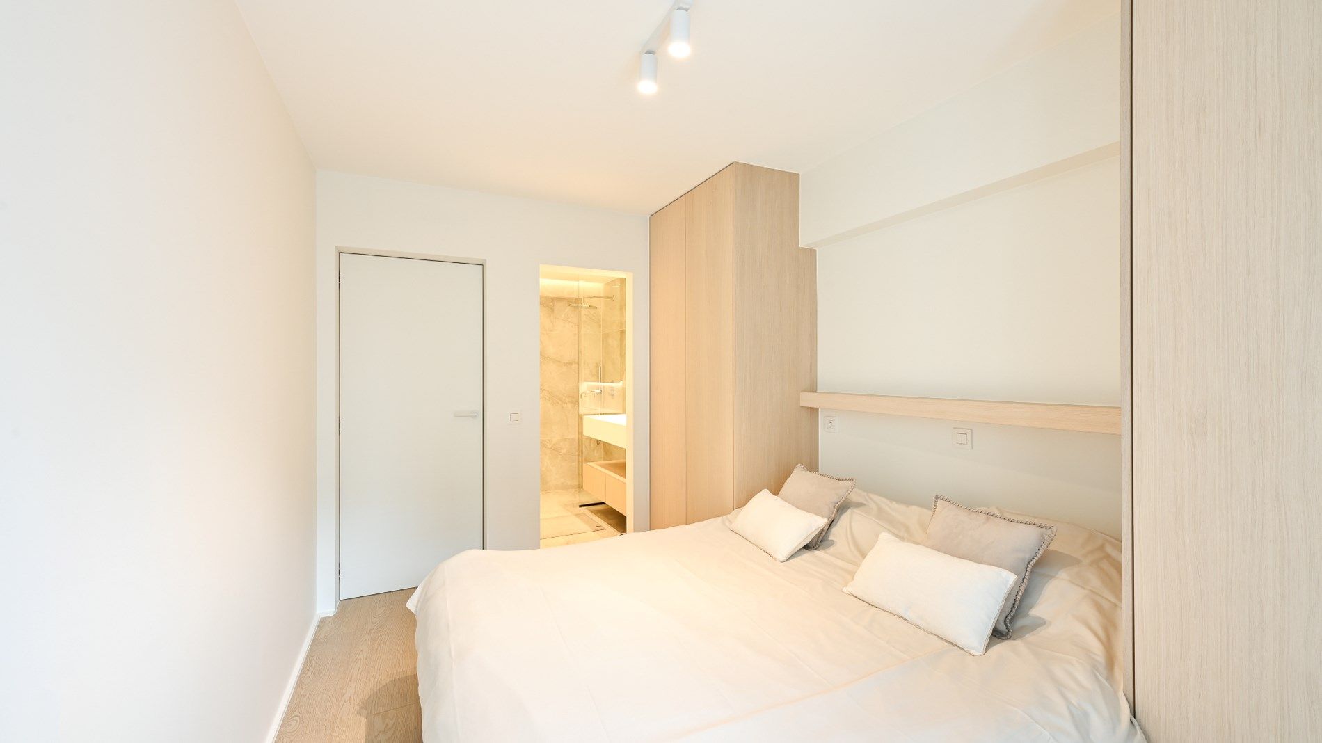 Vernieuwd en zeer zonnig appartement  met zicht op het Driehoeksplein gelegen op de Kustlaan  vlakbij  het strand. foto 13