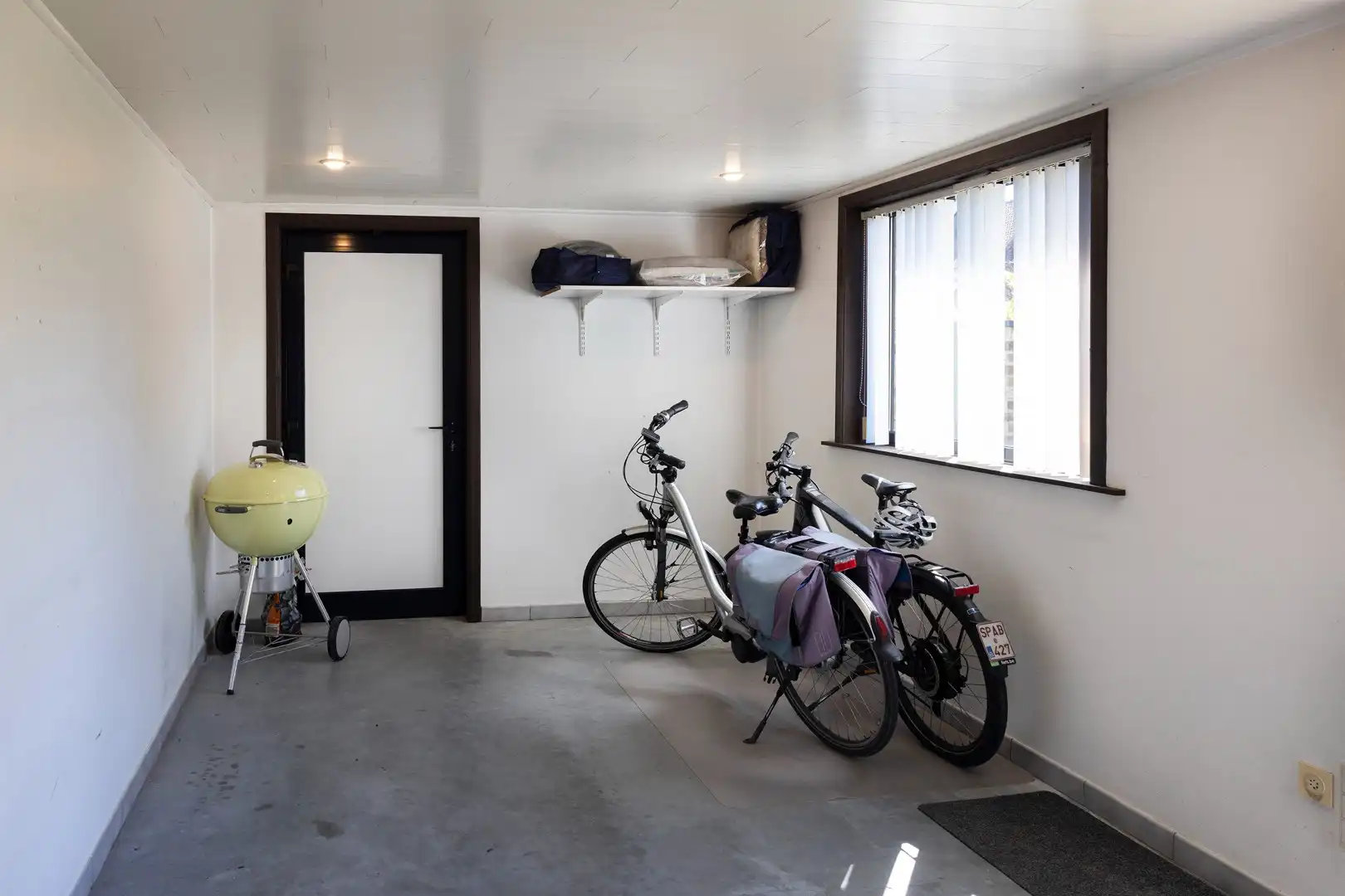Magazijn van 130 m² met voorliggende villa. foto 6