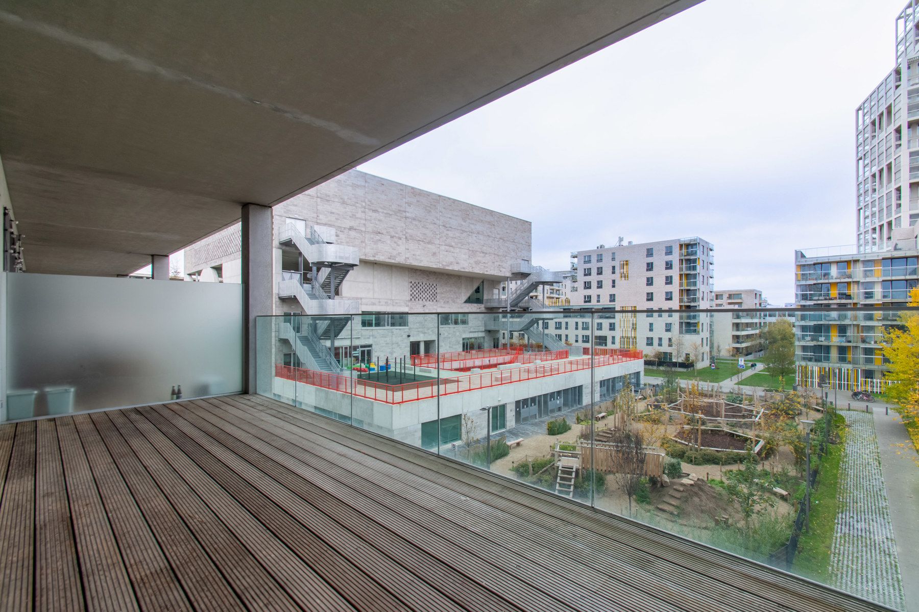 Ongemeubeld 1 slaapkamer app. met mooi terrras foto 5