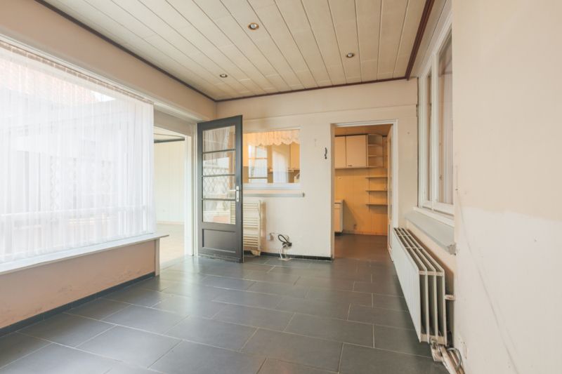 Rustig gelegen, ruime te moderniseren woning met tuin, garage en  bijgebouw van +/- 60m²  ....(kijkt uit op de velden). foto 14