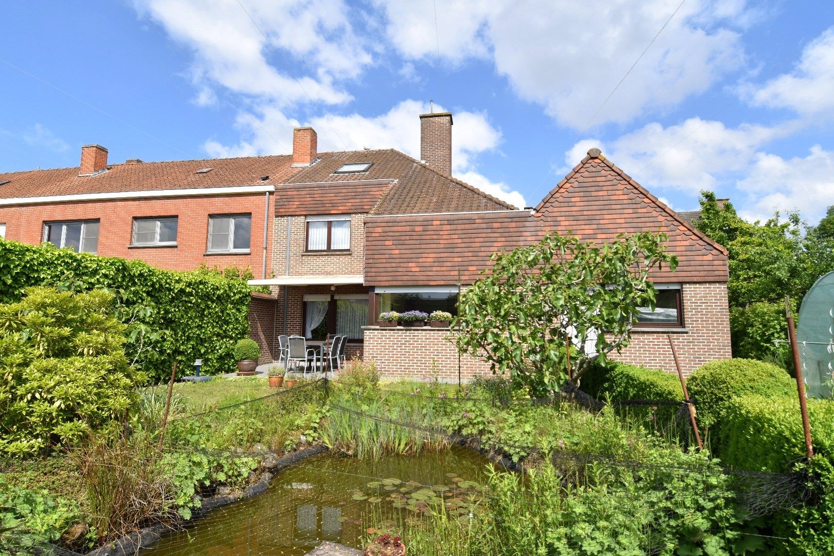 Verzorgde hoekwoning te koop op ruim perceel mét goede ligging foto 2