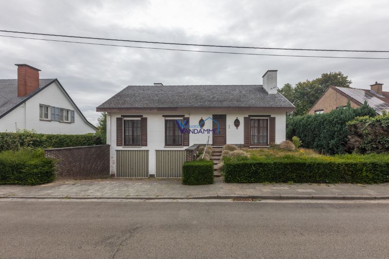 Hoofdfoto van de publicatie: Rodenburg: Te renoveren alleenstaande wonig met 3 slaapkamers en dubbele garage op 558m² (elekrische keuring zonder inbreuken).