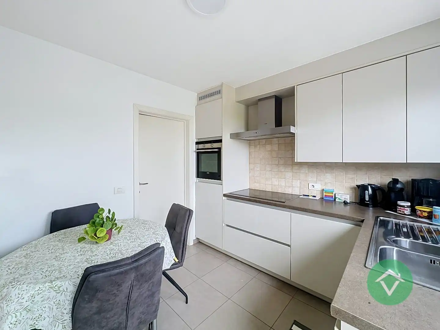 Recente gezinswoning met 3 slaapkamers, garage en landelijk uitzicht te huur in Eernegem foto 7
