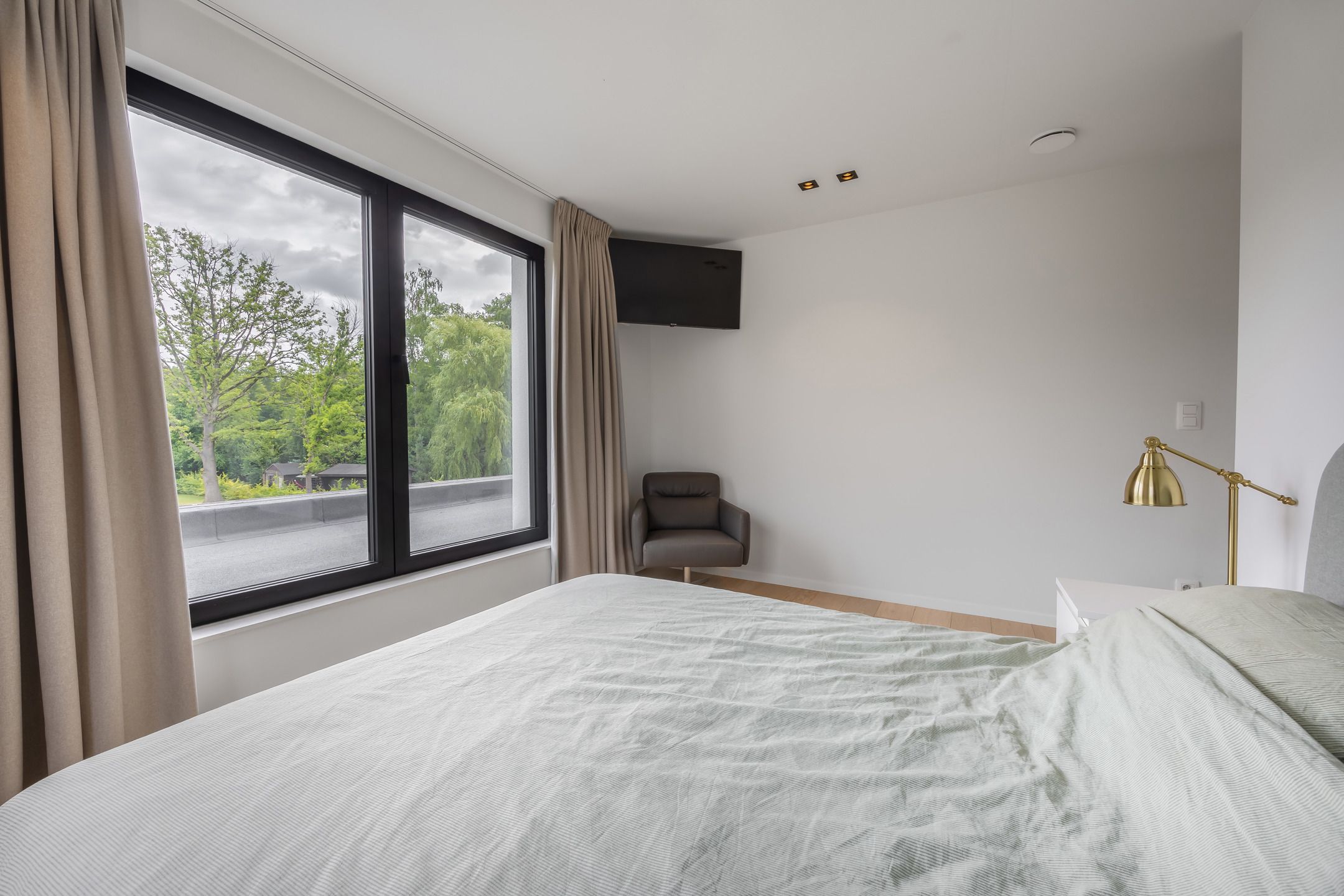 Licht en ruimte in strakke designwoning foto 33