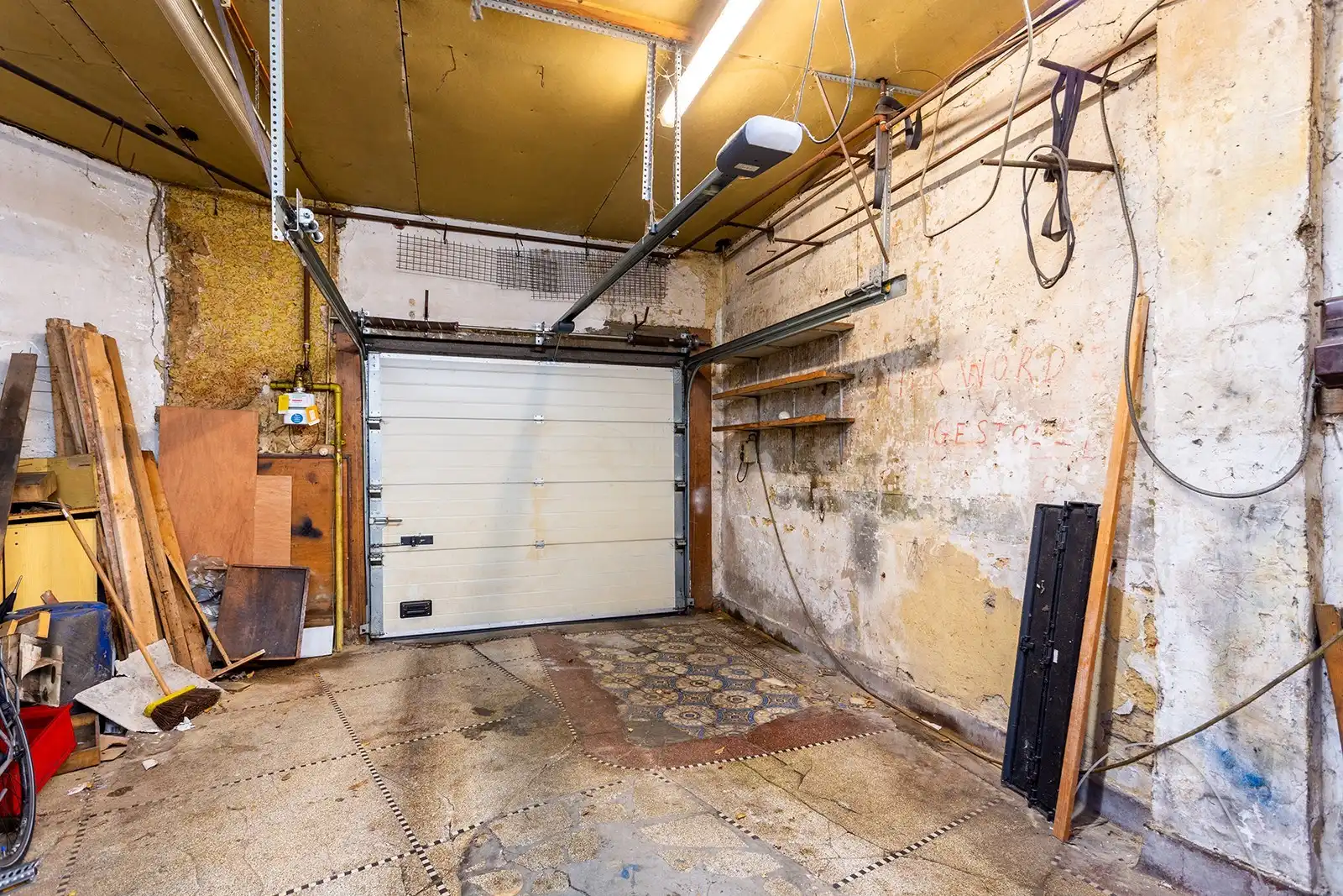 Te renoveren hoekwoning met garage foto 2