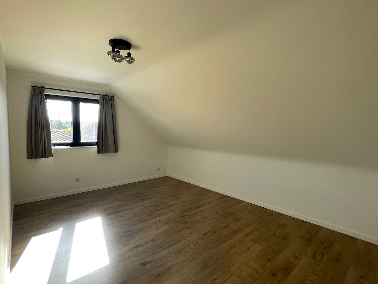Gerenoveerd 2-kamerduplexappartement met overdekte autostaanplaats foto 11
