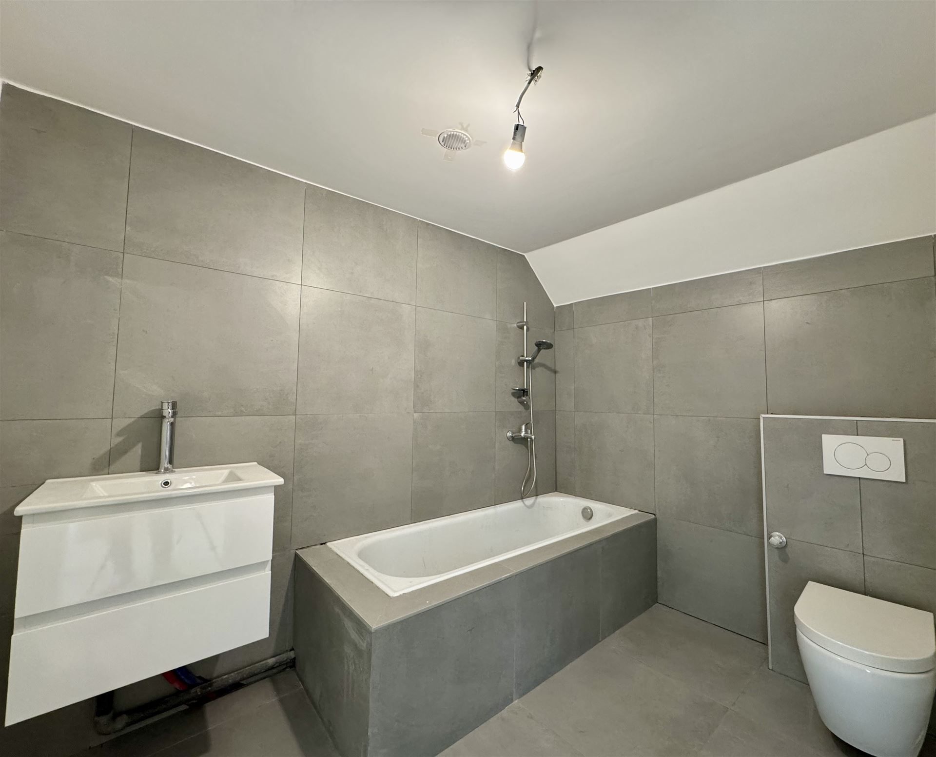 Gerenoveerde woning in het centrum van Maaseik! foto 15