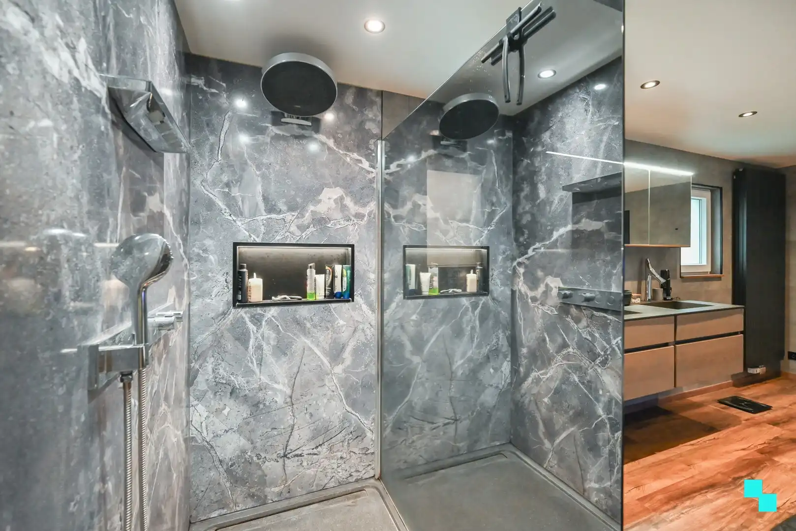 Ruime eengezinswoning met inpandige garage nabij het centrum van Kuurne! foto 17