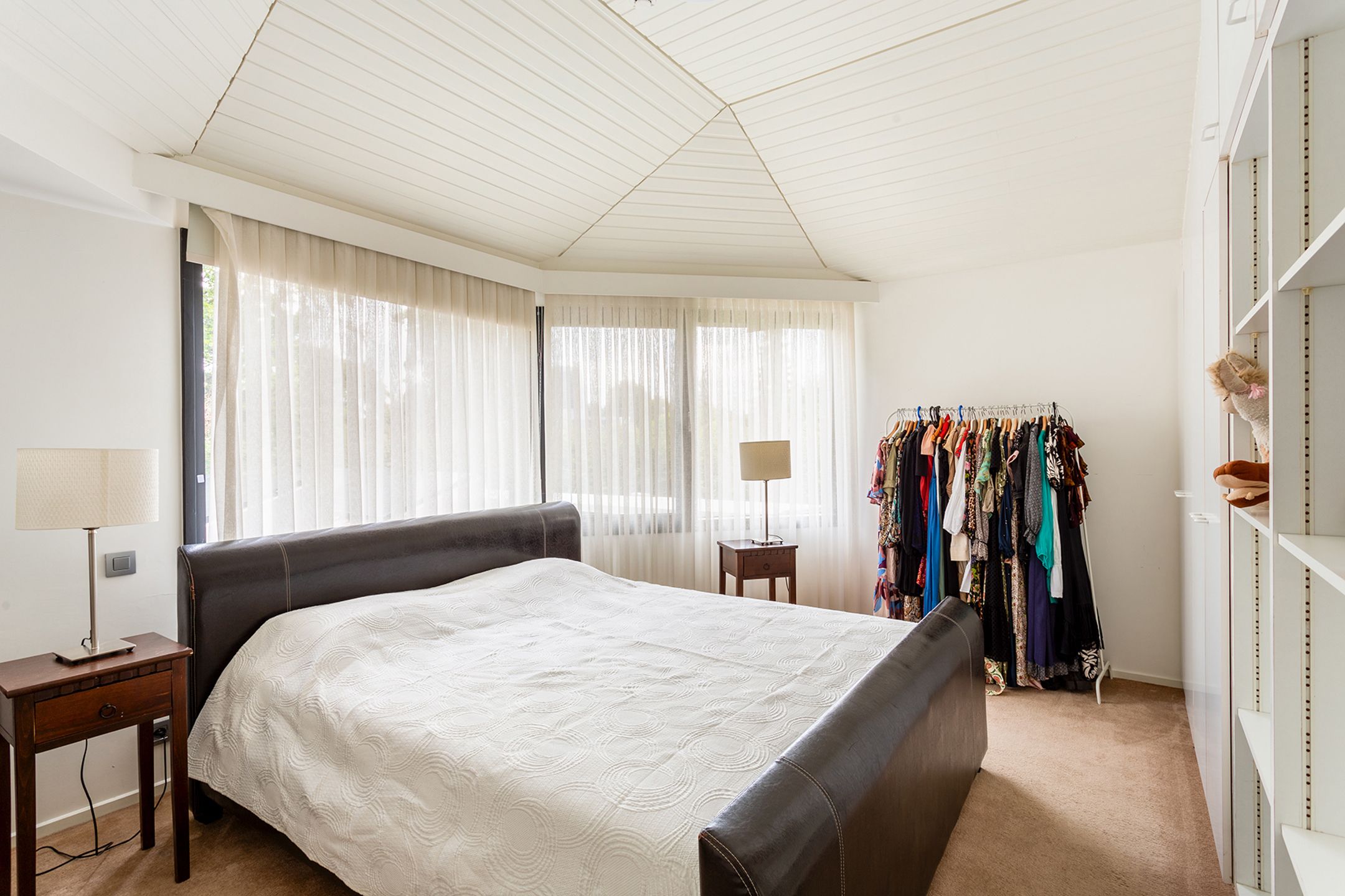 Topgelegen architectenwoning met ruim tuin en binnenzwembad. foto 38