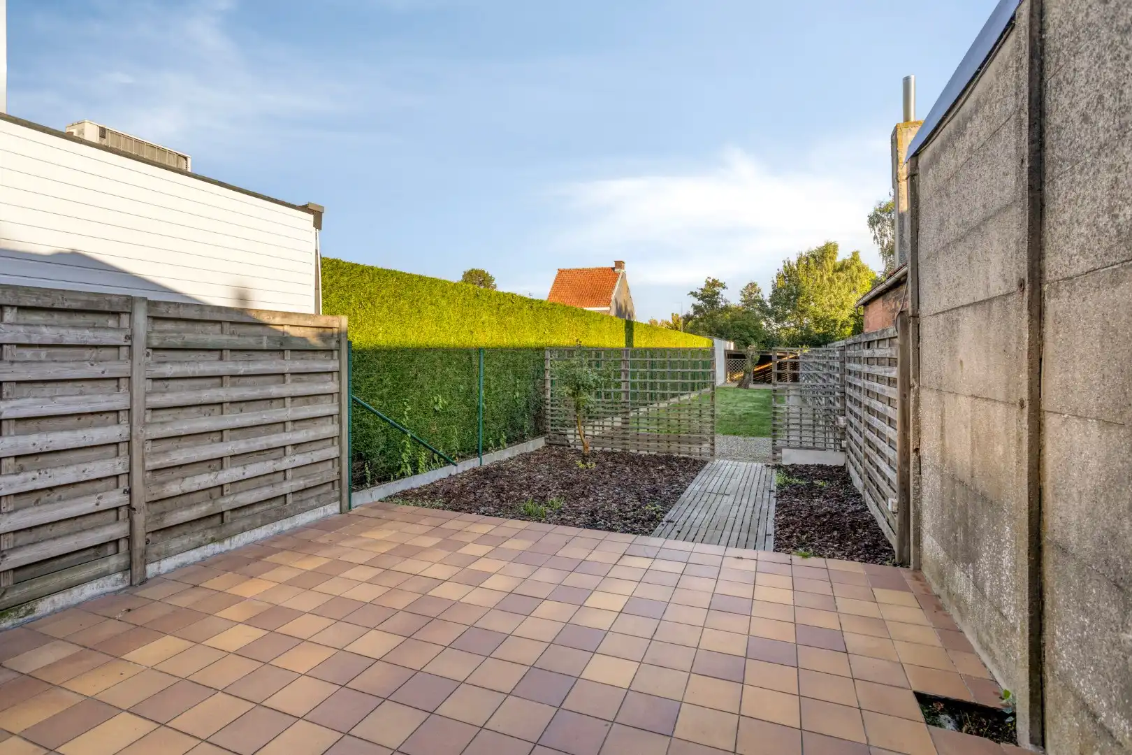 Verzorgde woning met diepe tuin, carport en uitweg achteraan! foto 18