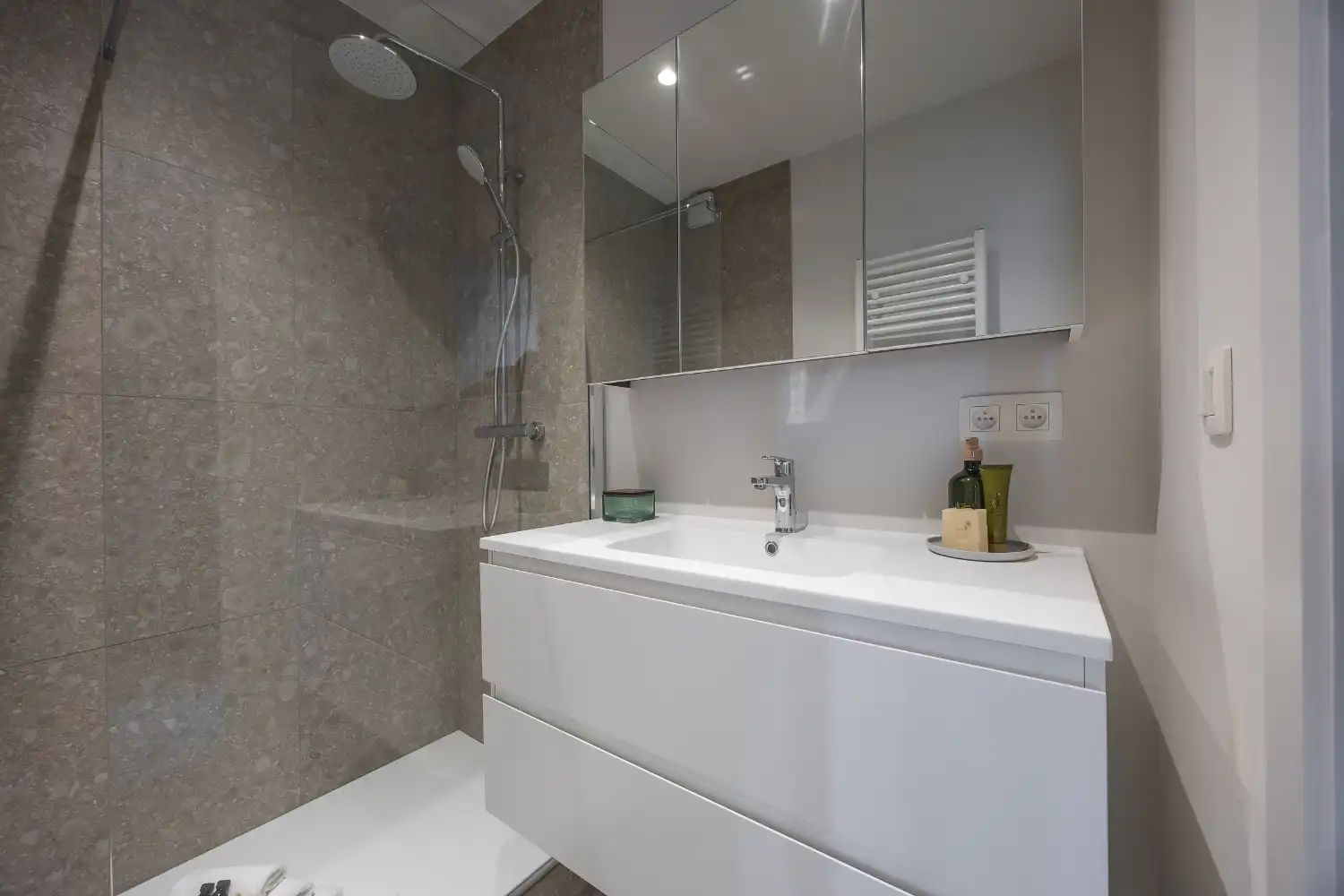 Gerenoveerd drie slaapkamer appartement met open zicht! foto 22