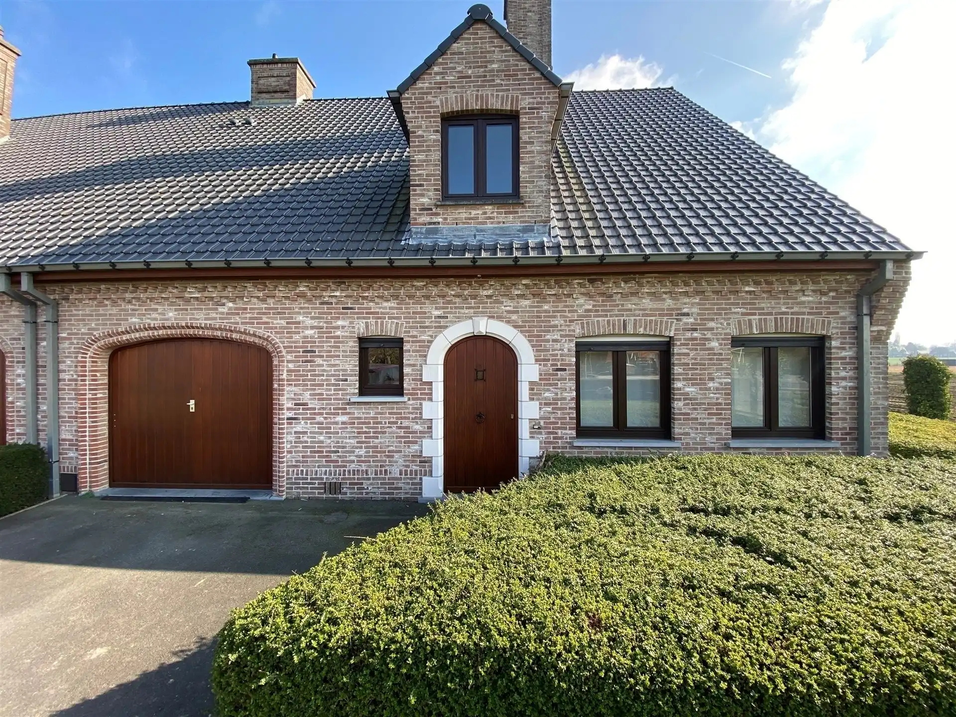 Halfopen woning met 4 slaapkamers en 2 badkamers. foto {{pictureIndex}}