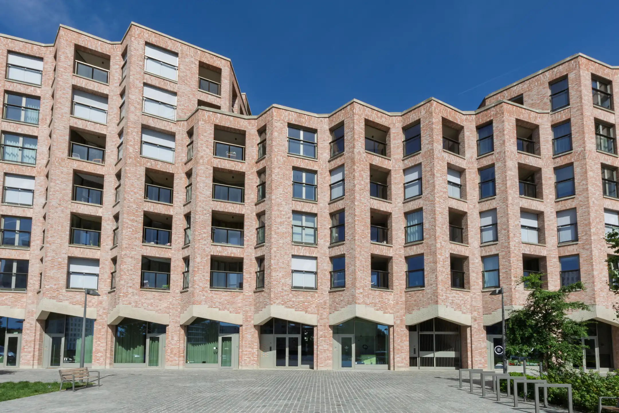 ANTWERPEN -Twee slaapkamer appartement met zicht op water foto 12