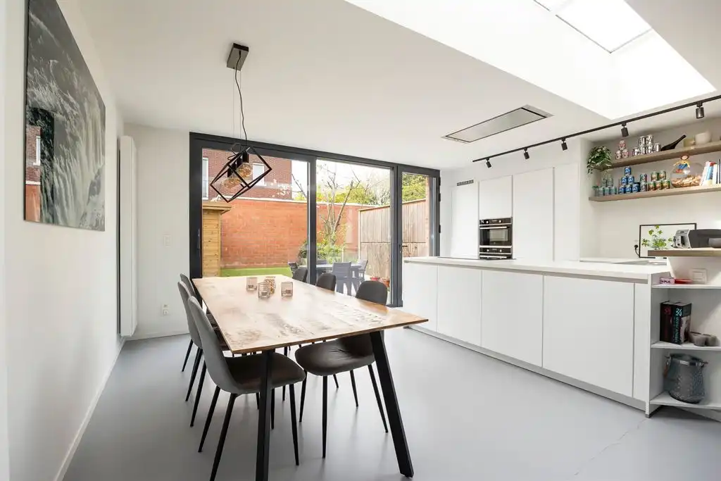 Woning met garage en tuin in rustige woonwijk foto 2