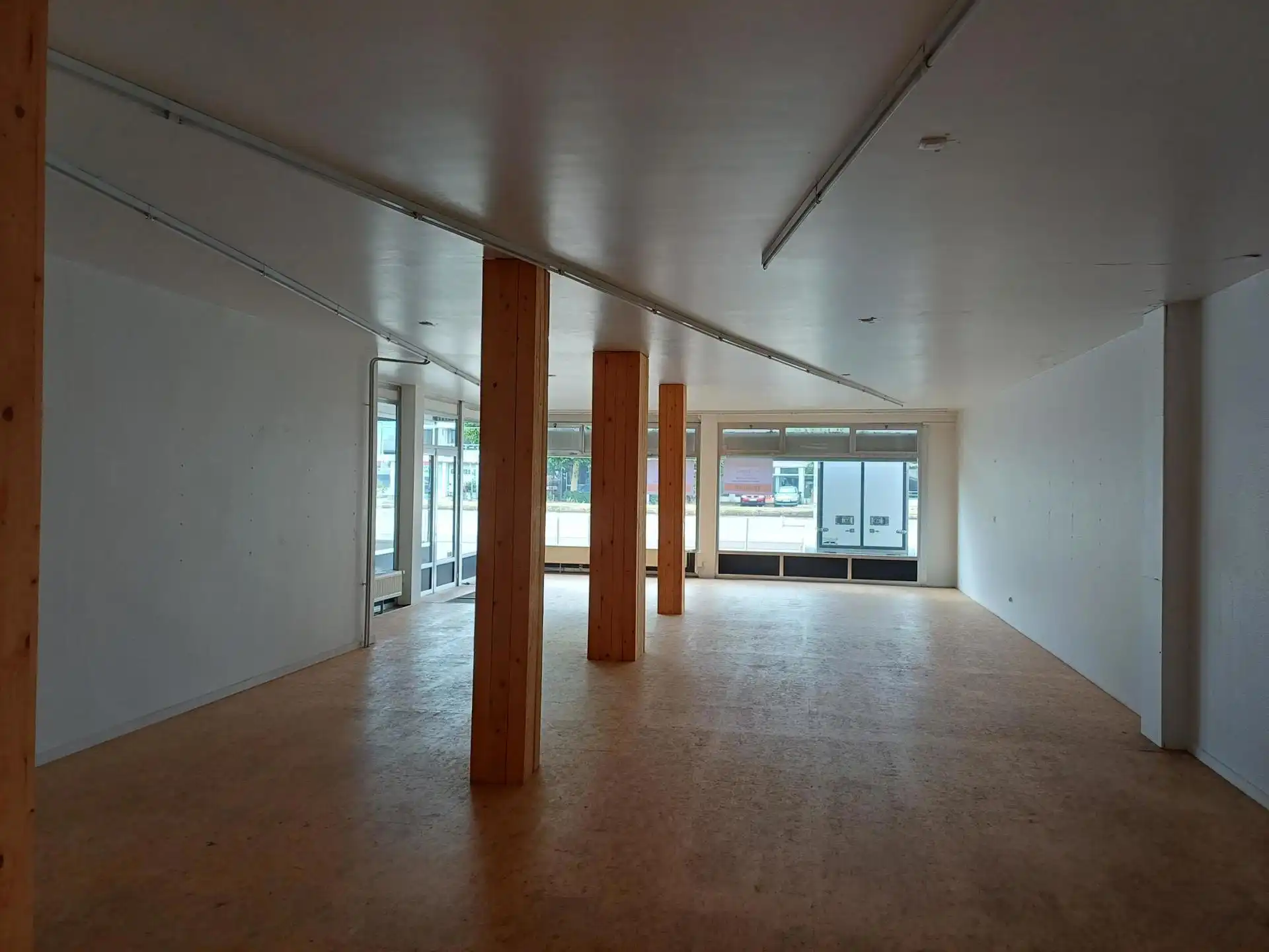 commercieel gelijkvloers op goede ligging ( 115m²) foto 5