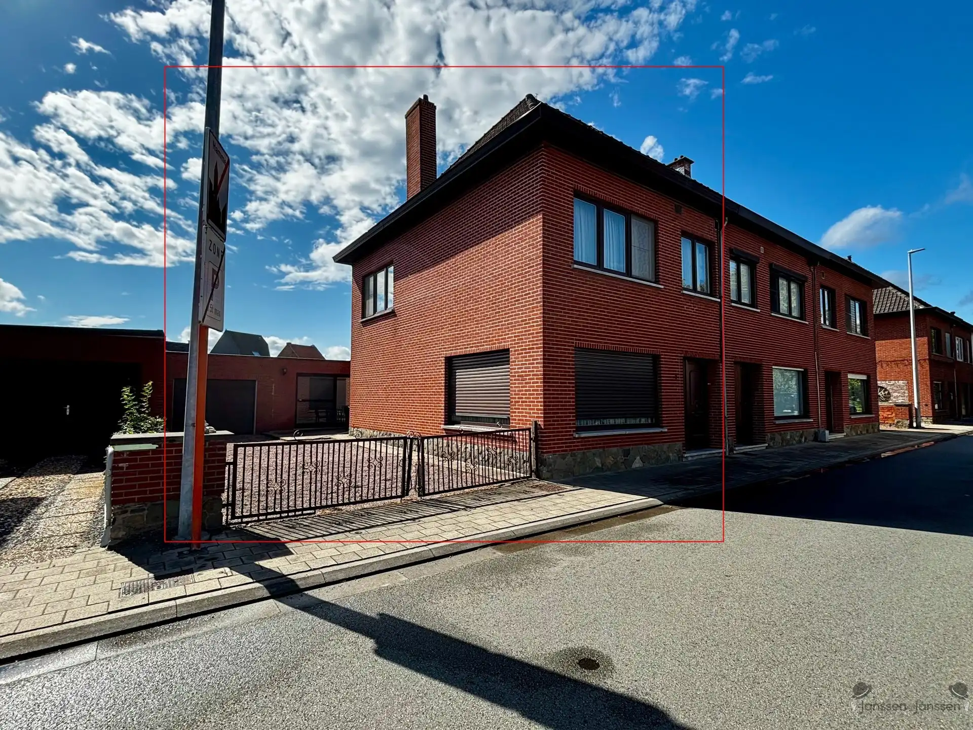 Hoofdfoto van de publicatie: Halfopen bebouwing met 3 slpkmrs & garage