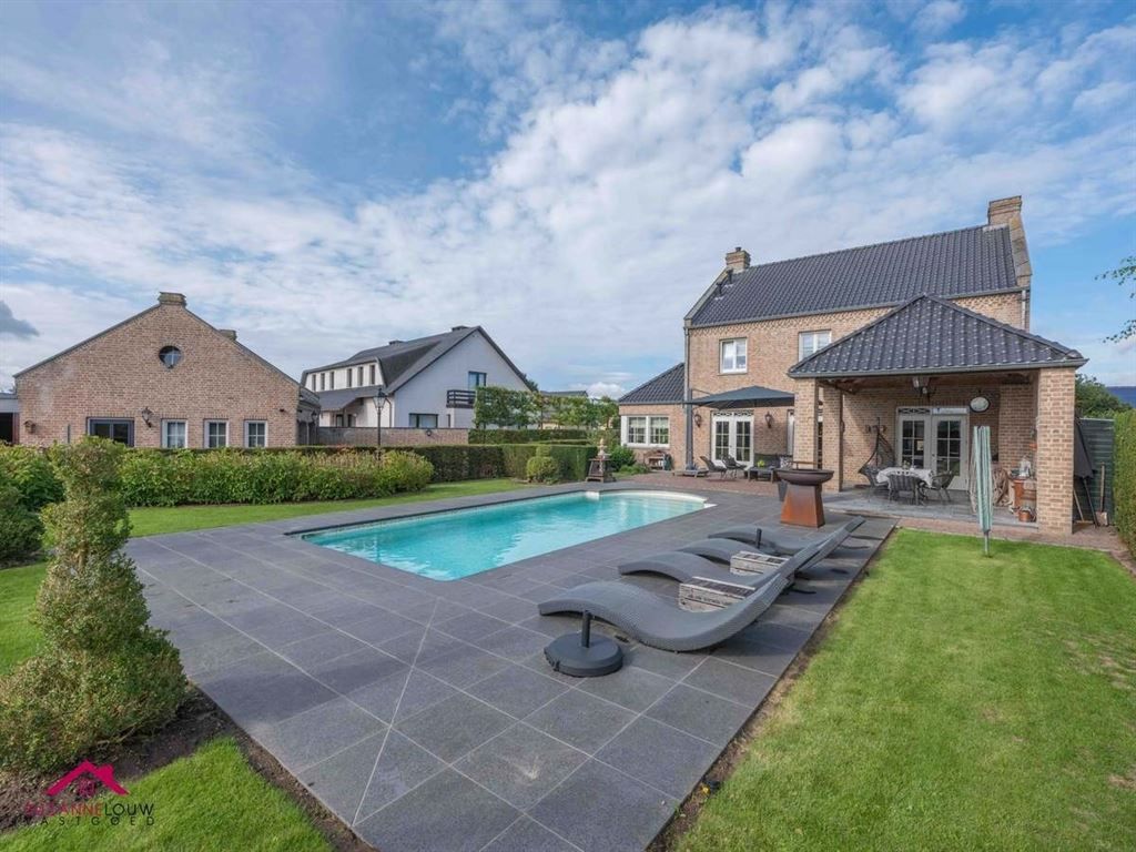 Landelijke villawoning met dubbele vrijstaande garage foto 12