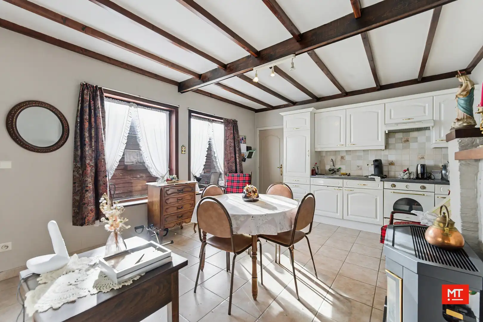 Te renoveren woning met 3 slaapkamers, Zuidgerichte tuin en garage in het centrum van Zonnebeke foto 6