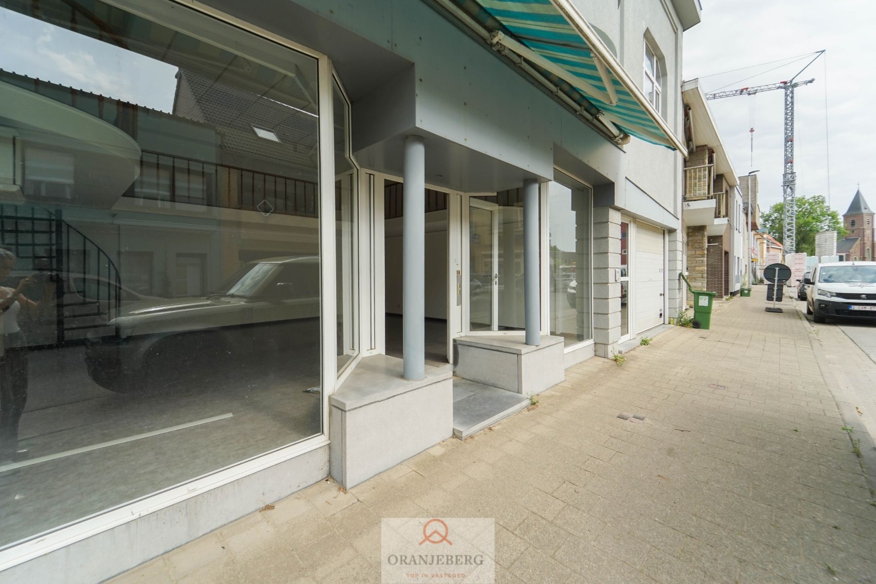 Handelspand (103 m²) met grote visibiliteit centrum Zwijnaarde! foto {{pictureIndex}}