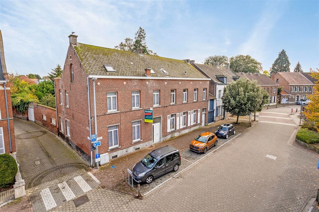 Statig herenhuis onder de kerktoren foto 3