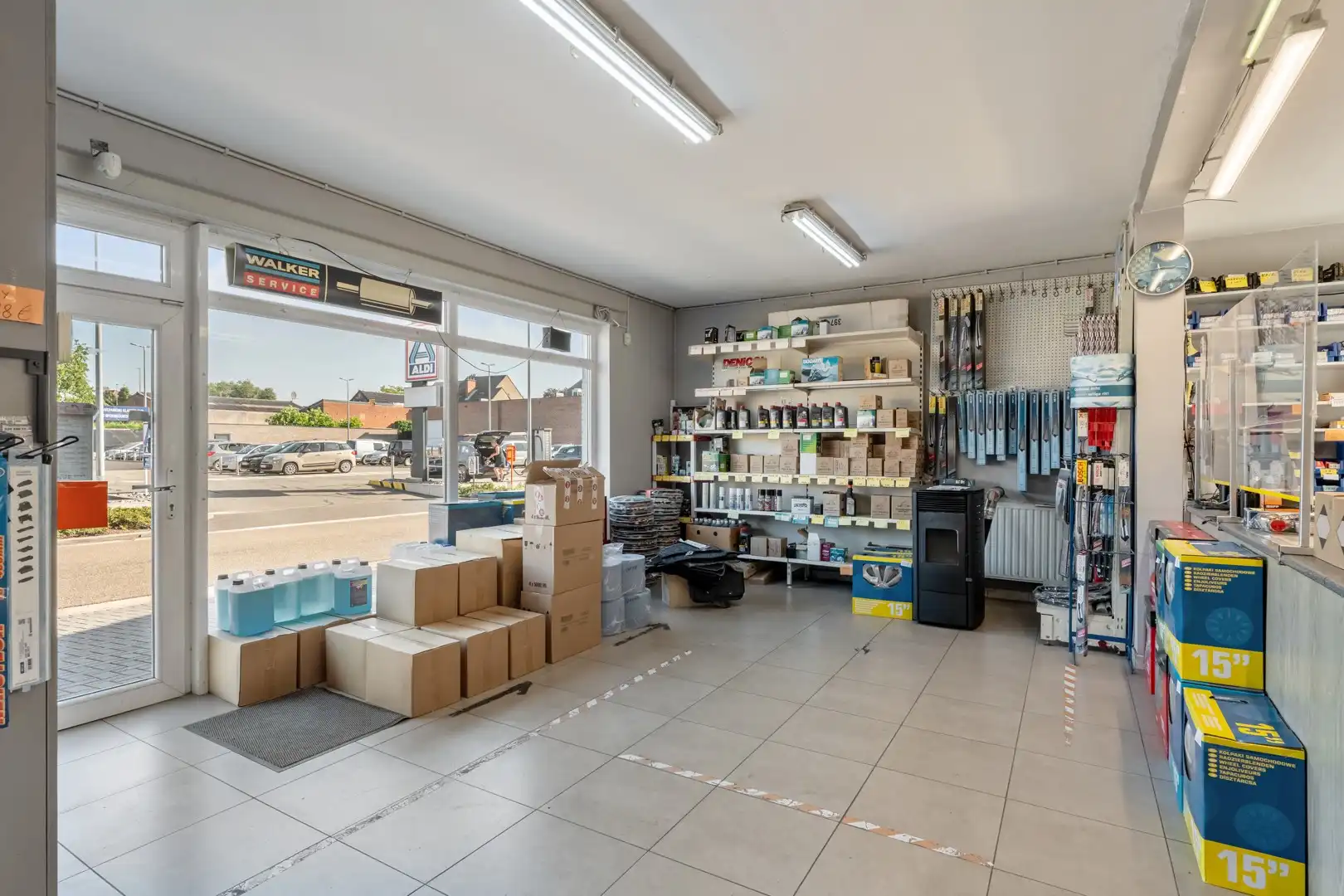 🏢 Handelspand met 2 appartementen, polyvalente ruimte en ruim perceel van 11a 19ca te koop foto 2