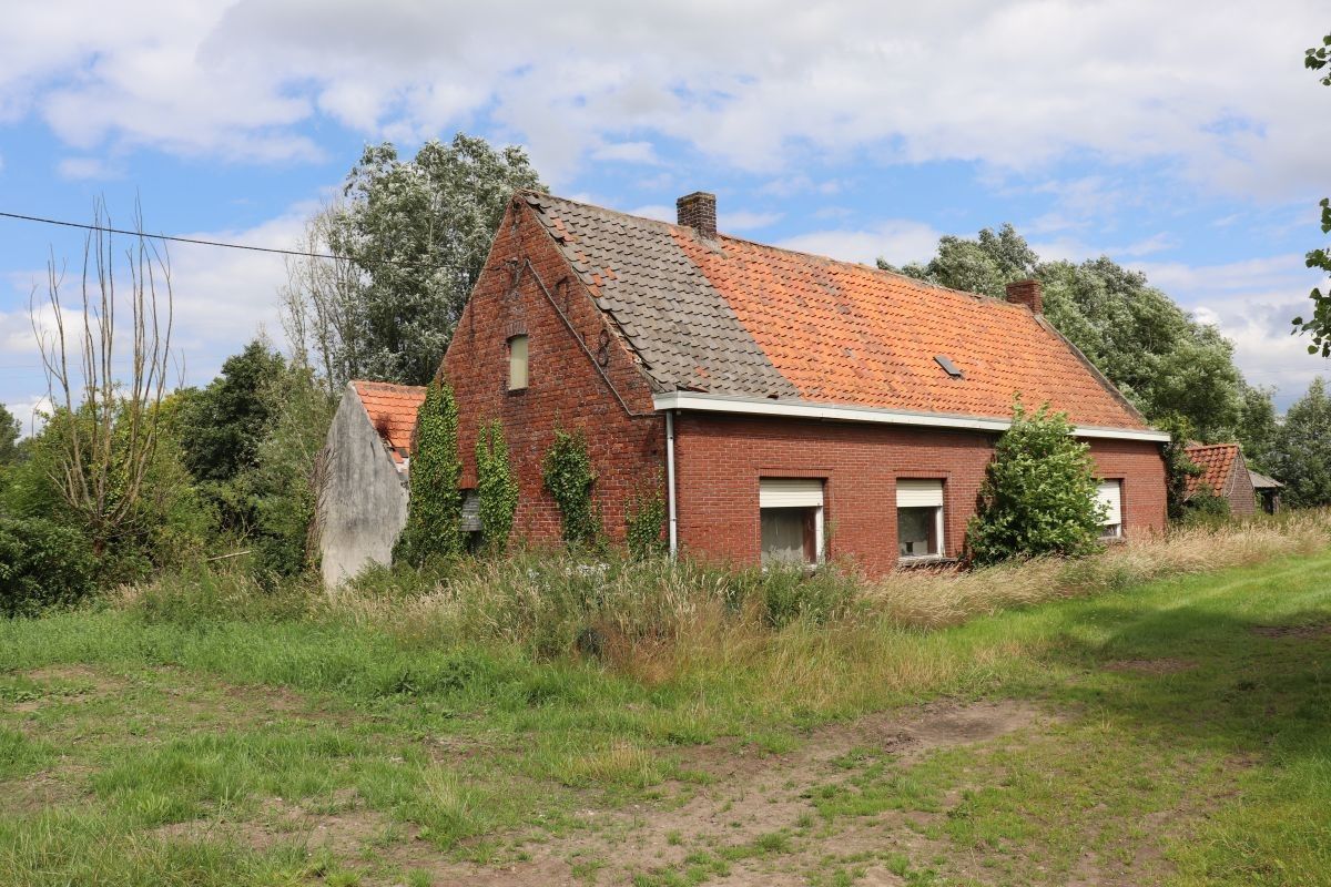 Mooi gelegen te verbouwen hoevetje te koop te Lievegem op 6.000 m² foto 1