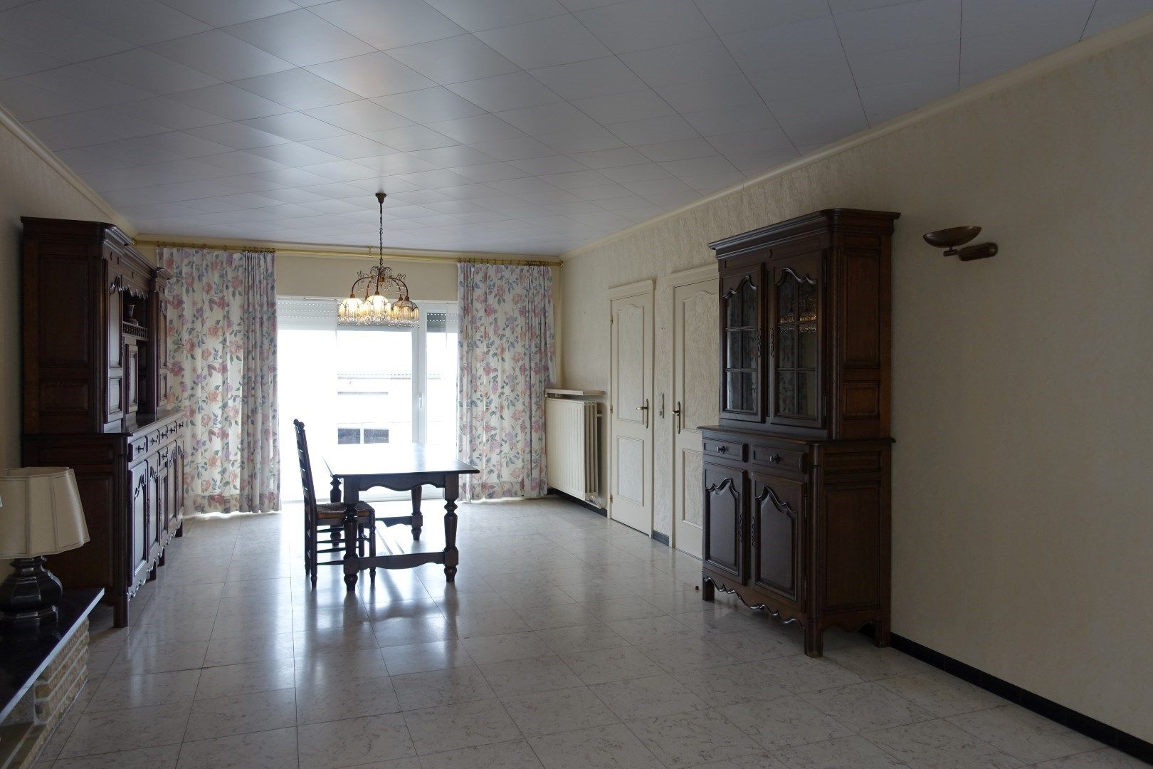 Ruime op te frissen woning met garages op een uitstekende locatie in centrum Oudenburg foto 10