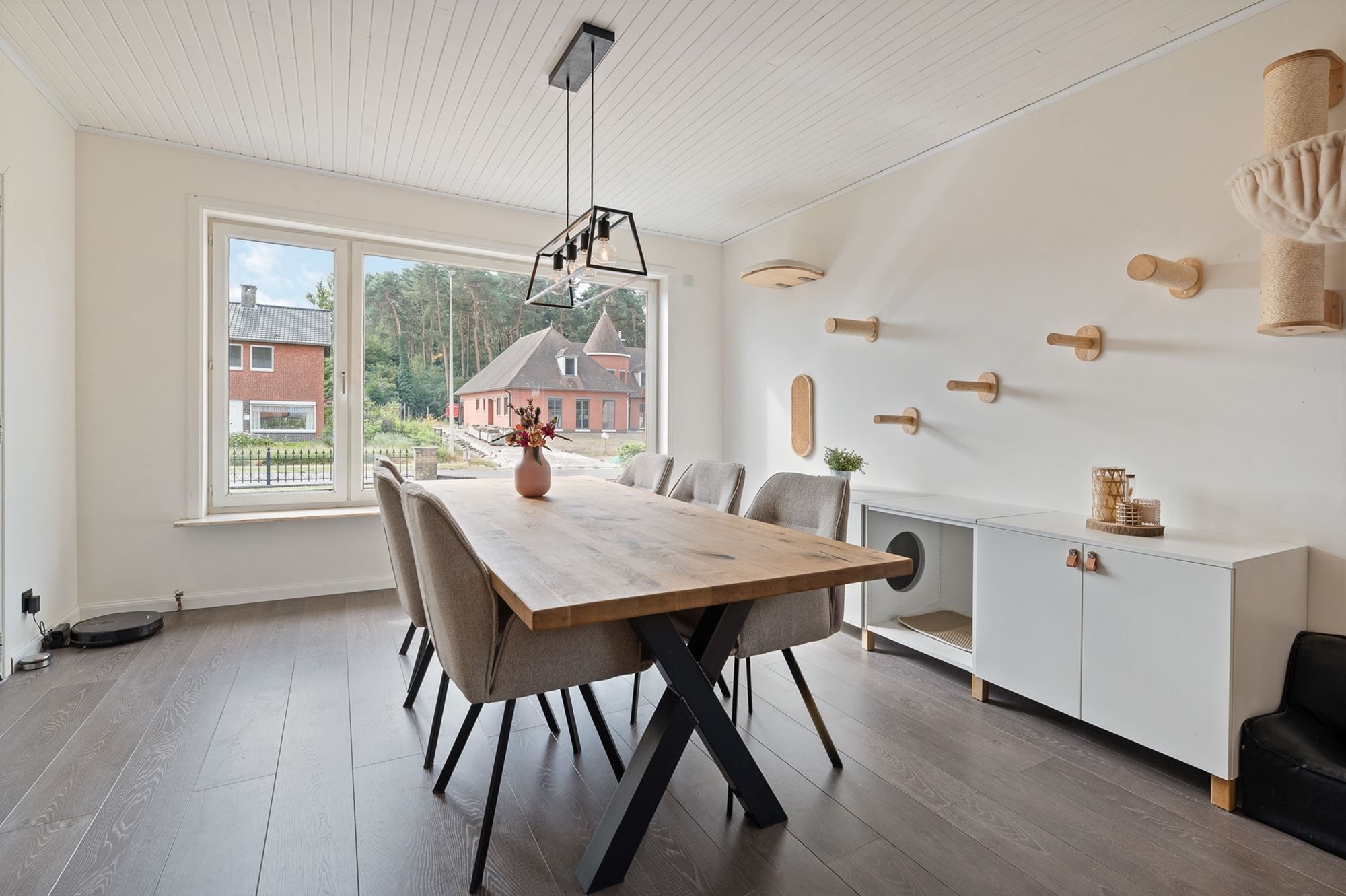ZEER RUIME EN RECENT GERENOVEERDE WONING OP EEN PERCEEL VAN 2367m² UITGERUST MET EEN VERGUNDE PAARDENSTAL EN ACHTERLIGGENDE WEIDE foto 7