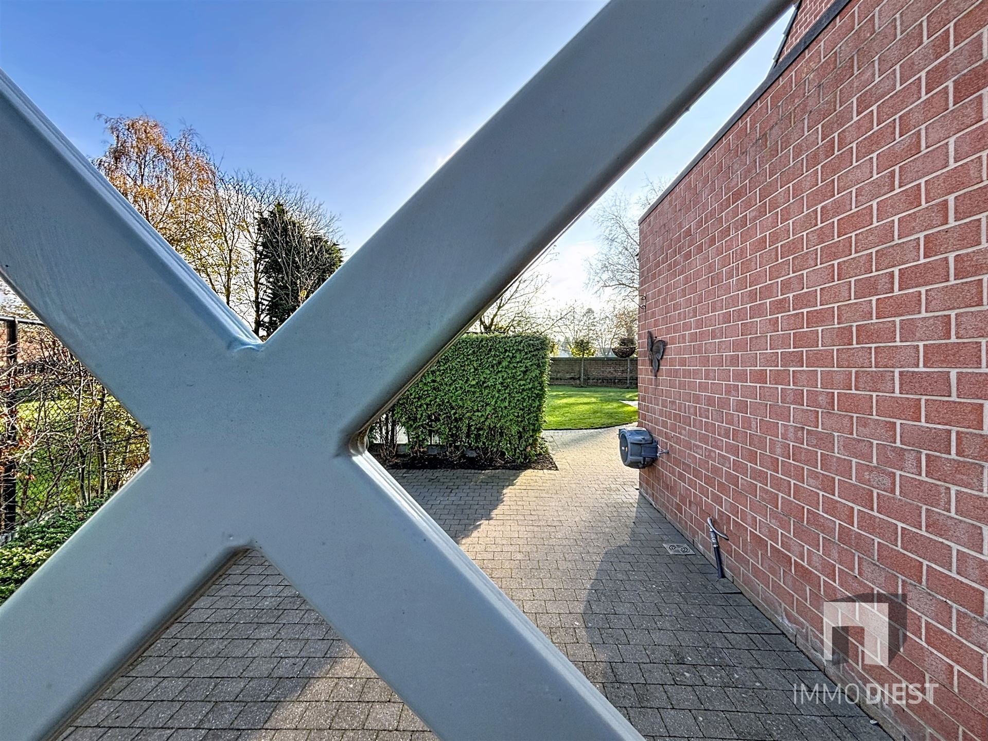 Perfecte gezinswoning in doodlopende straat met 3slpks en een mooie tuin foto 3