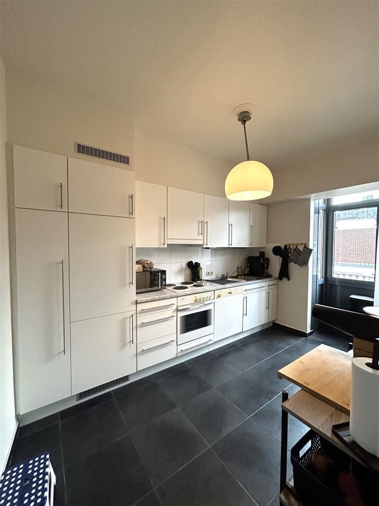 Mooi appartement met 2 slaapkamers, ruime woonkamer gelegen vlakbij de markt van Maaseik. foto 5