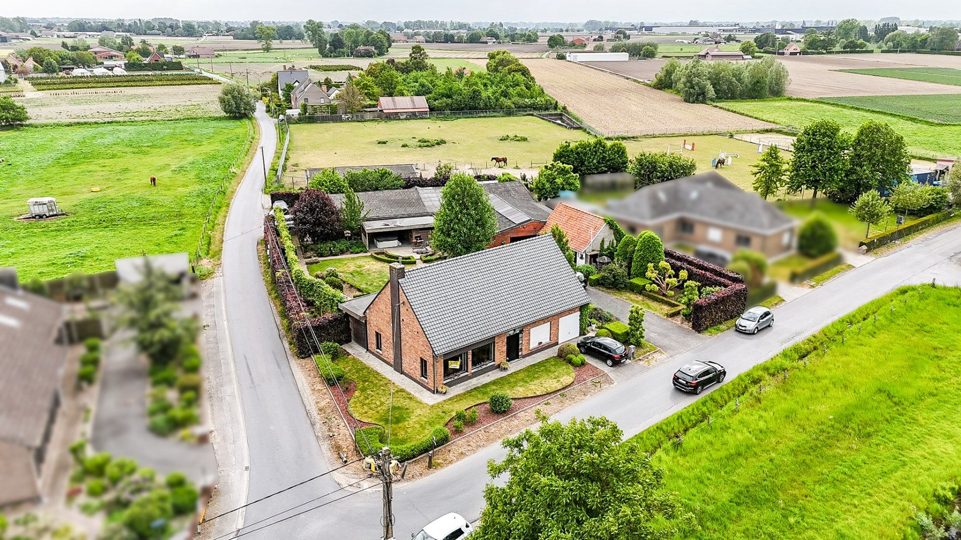 Hoofdfoto van de publicatie: Karaktervolle villa met loodsen te koop in Torhout!
