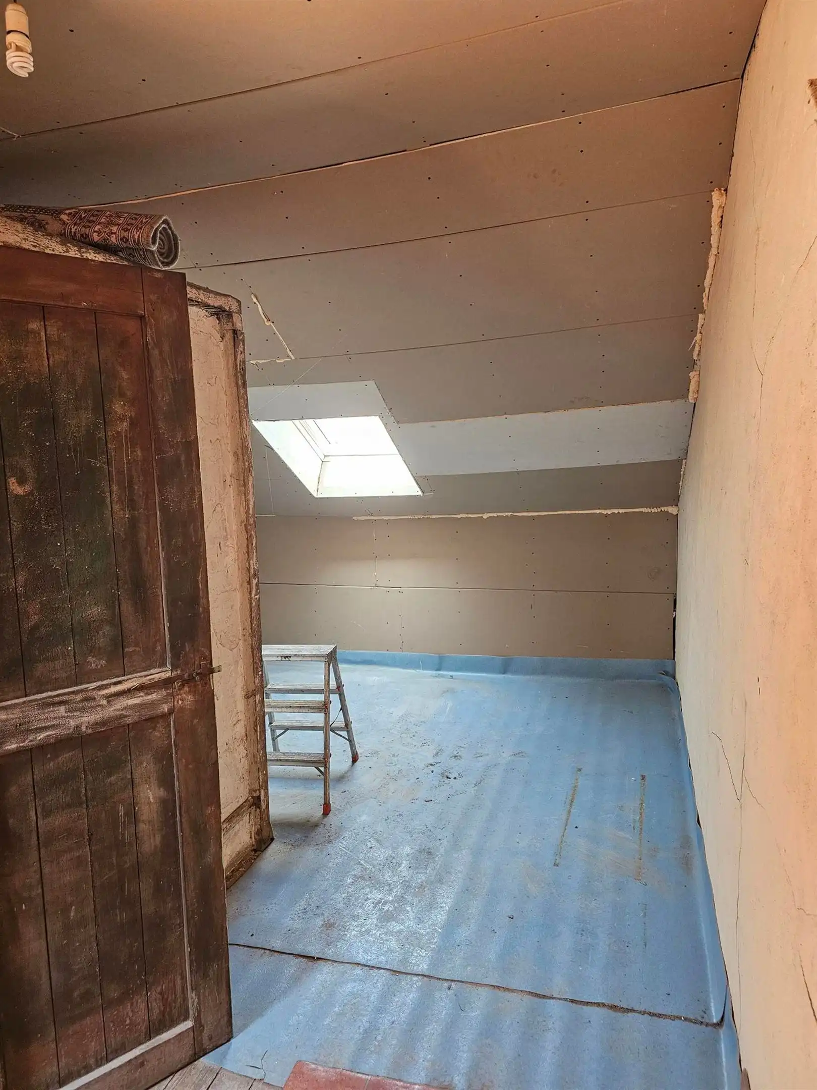 Centraal gelegen rijwoning met 3 slaapkamers en grote geïsoleerde zolder. foto 9