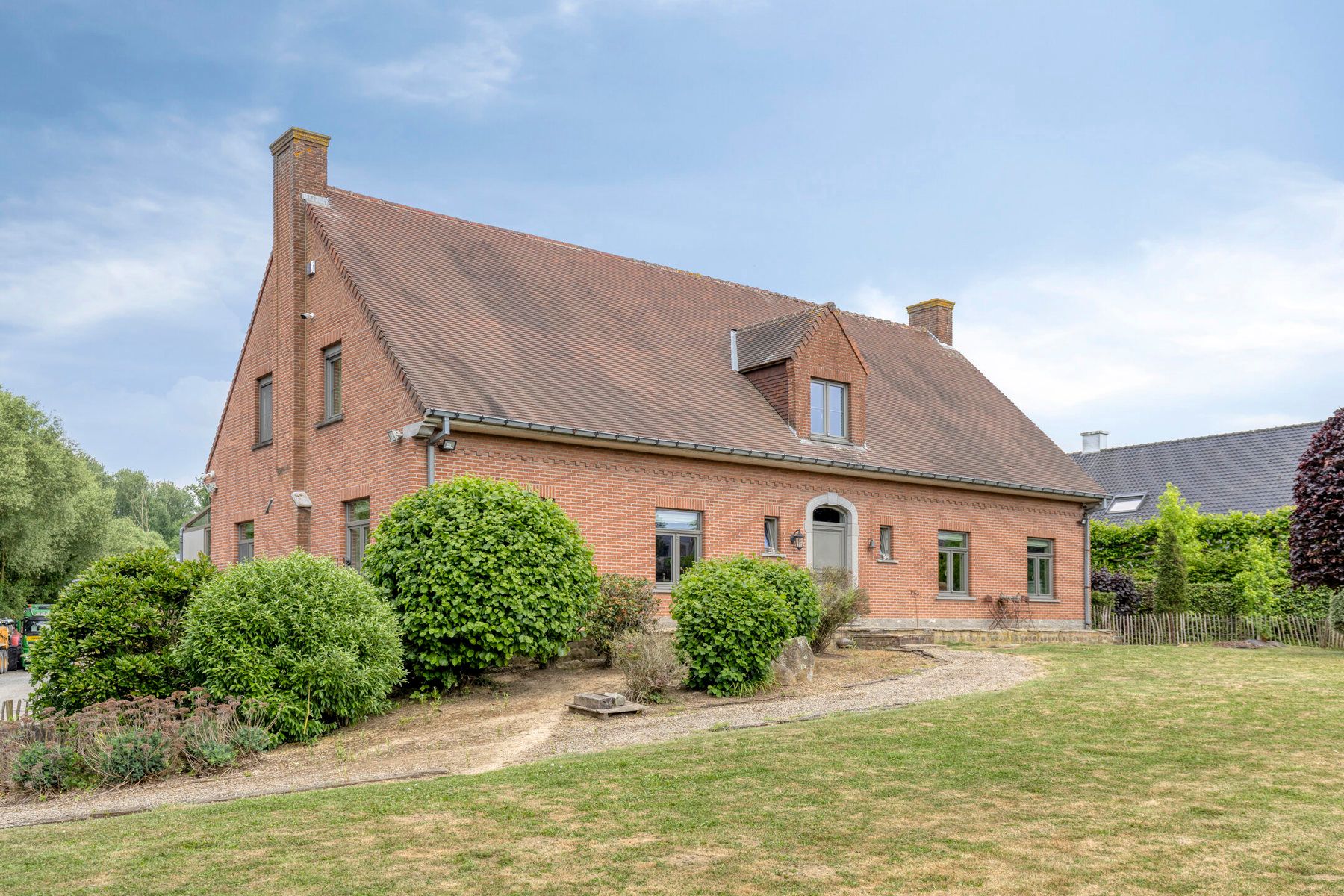 Woning met loods en vrachtwagenparking op toplocatie foto 6